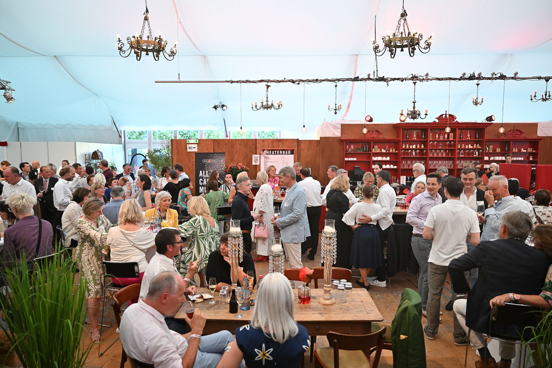 Cool drinks are available at the bar during the breaks at the Düsseldorf Festival