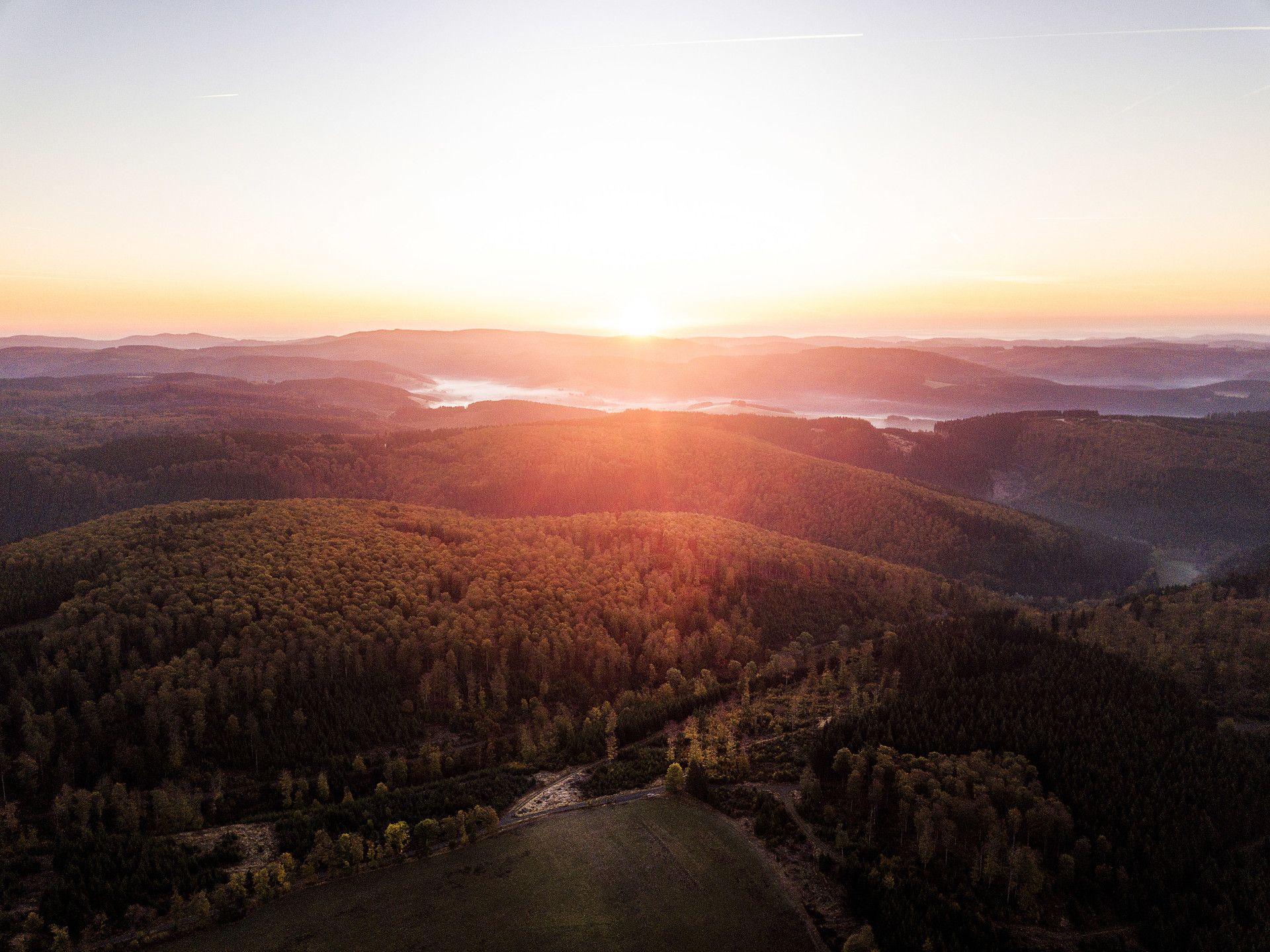 Der Rothaarsteig führt durch die Wälder von Sauerland und Siegen-Wittgenstein und bietet Panoramablicke mit Sonnenuntergang.