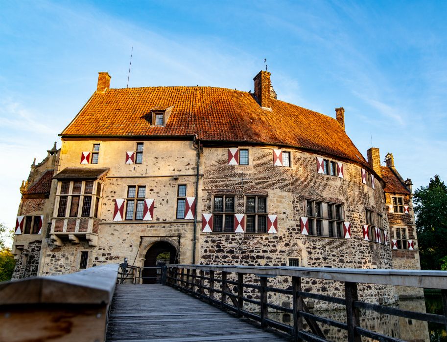 The gatehouse and the west wing of Vischering Castle are adorned with red and white shutters