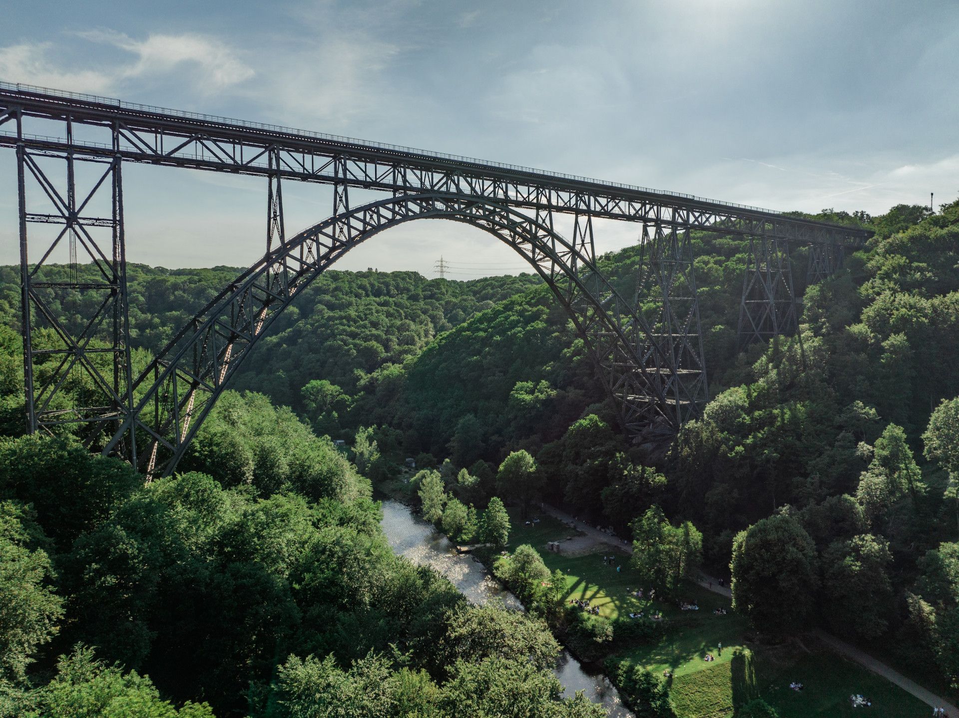 Die Eisenbahnbrücke überspannt das tiefe Tal der Wupper 