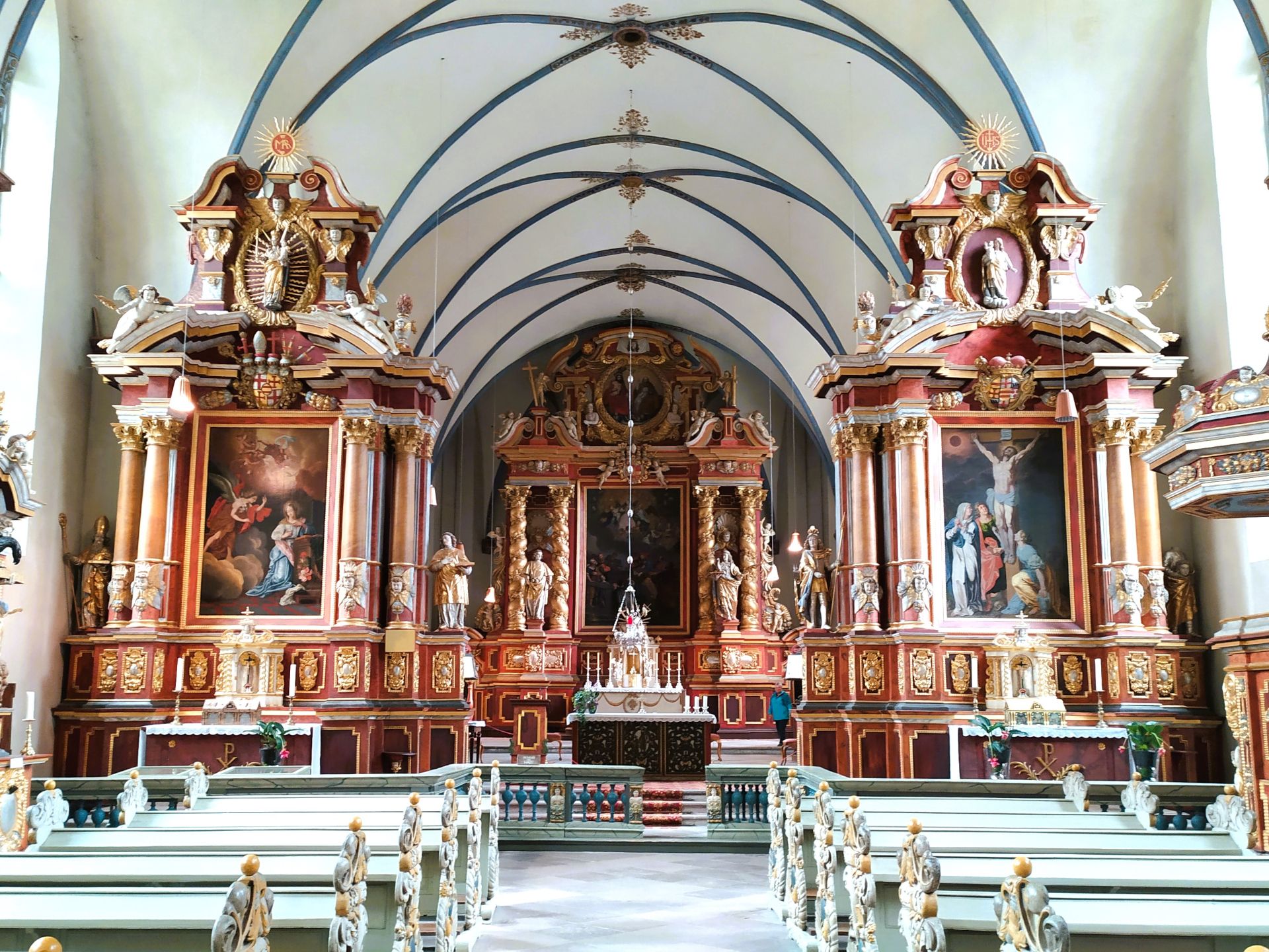 1.200 Jahre reicht die bewegte Geschichte der romantisch gelegenen, ehemaligen Klosteranlage Corvey zurück. Die barocke Klosterkirche ist ein Anlaufpunkt von vielen