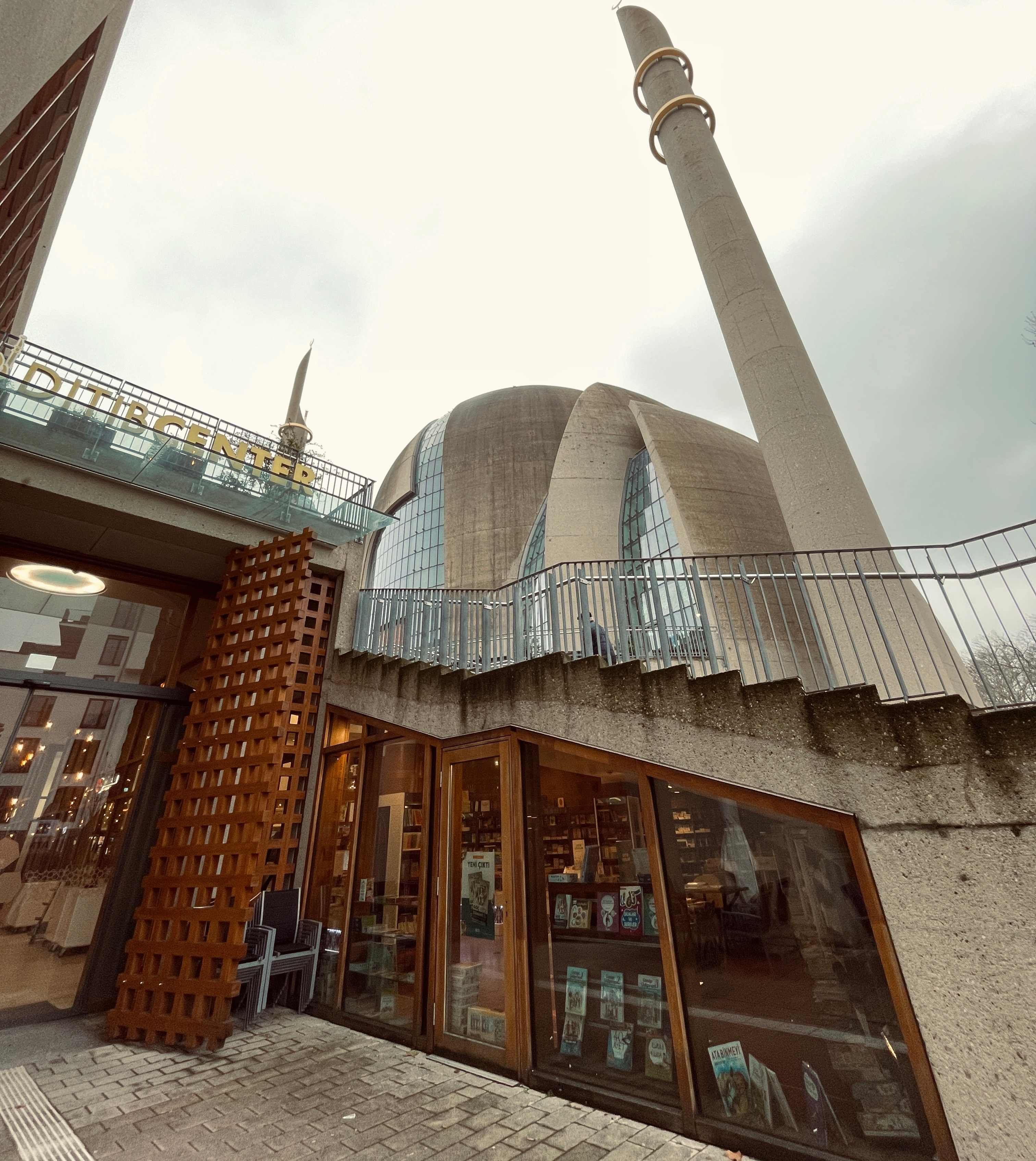 Eingang zur Passage der Moschee in Köln-Ehrenfeld