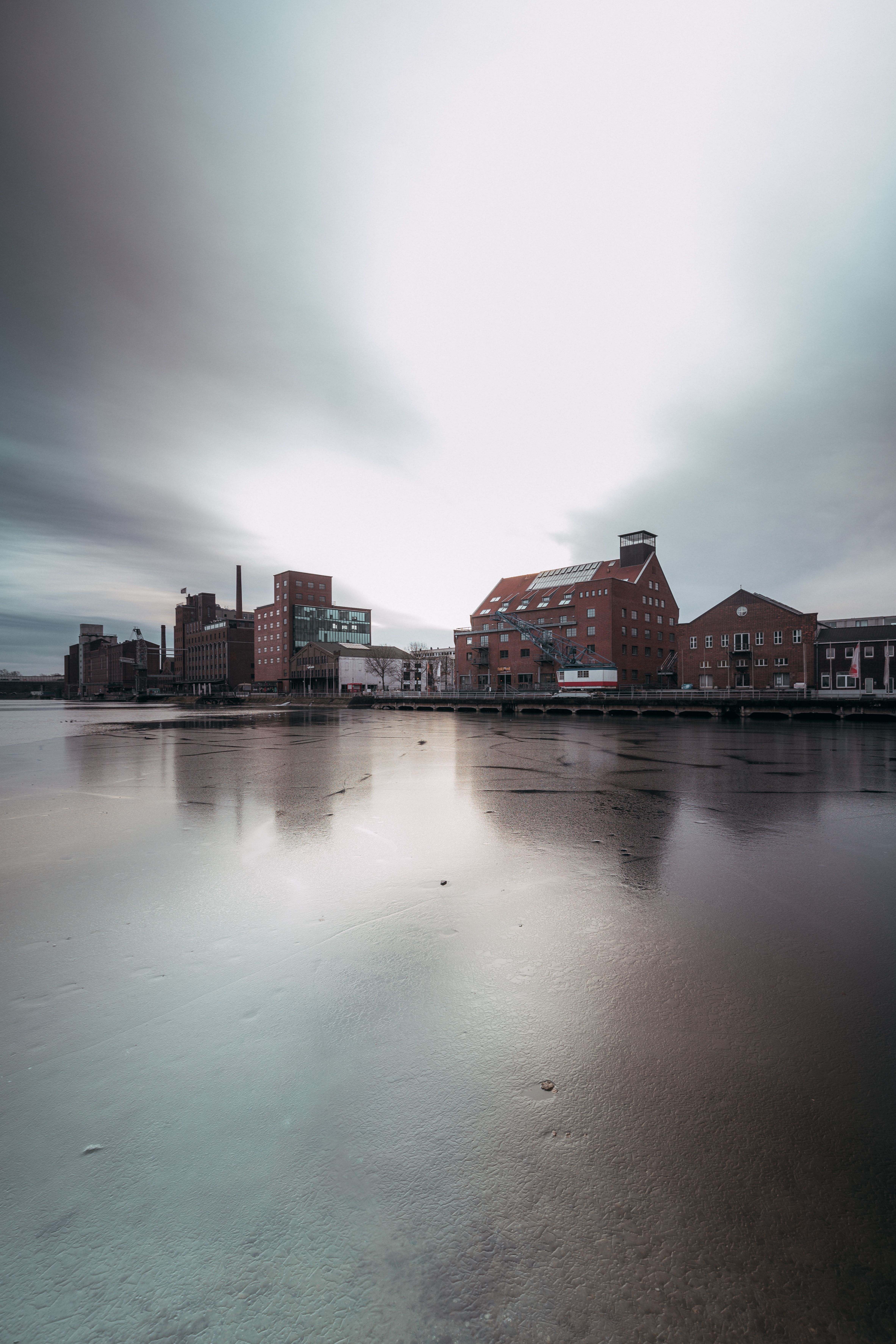 Spiegelndes Wasser am Innenhafen Duisburg