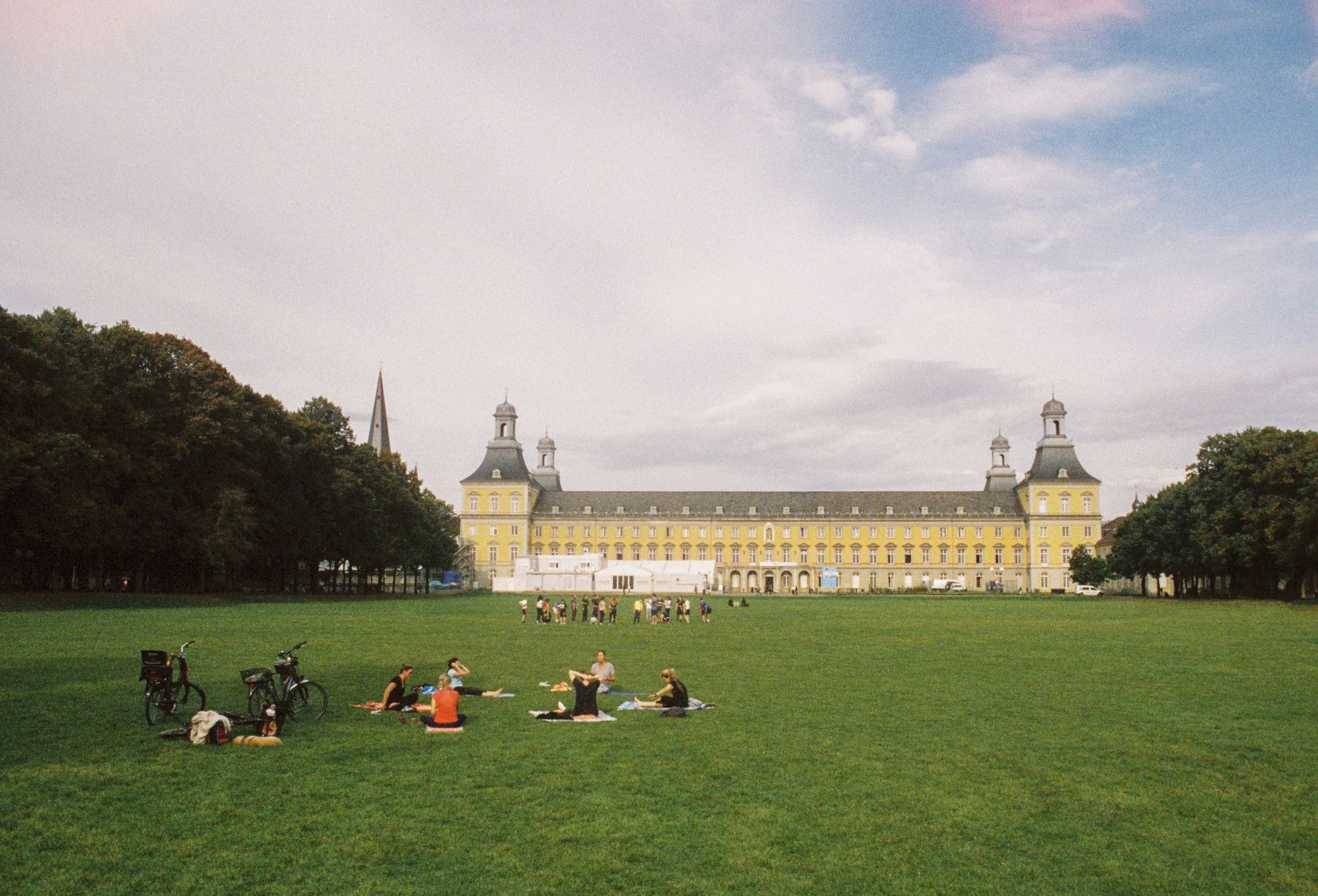 Johannes Höhn, Hofgarten Bonn mit Blick auf Hauptgebäude der Universität Bonn