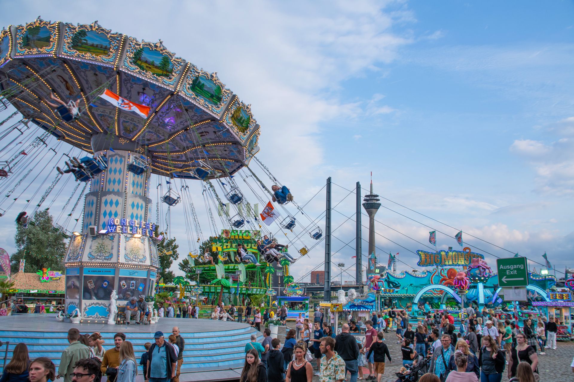 Over 300 showmen from Germany and abroad present a colorful selection of attractions on the 165,000 square meter fairgrounds