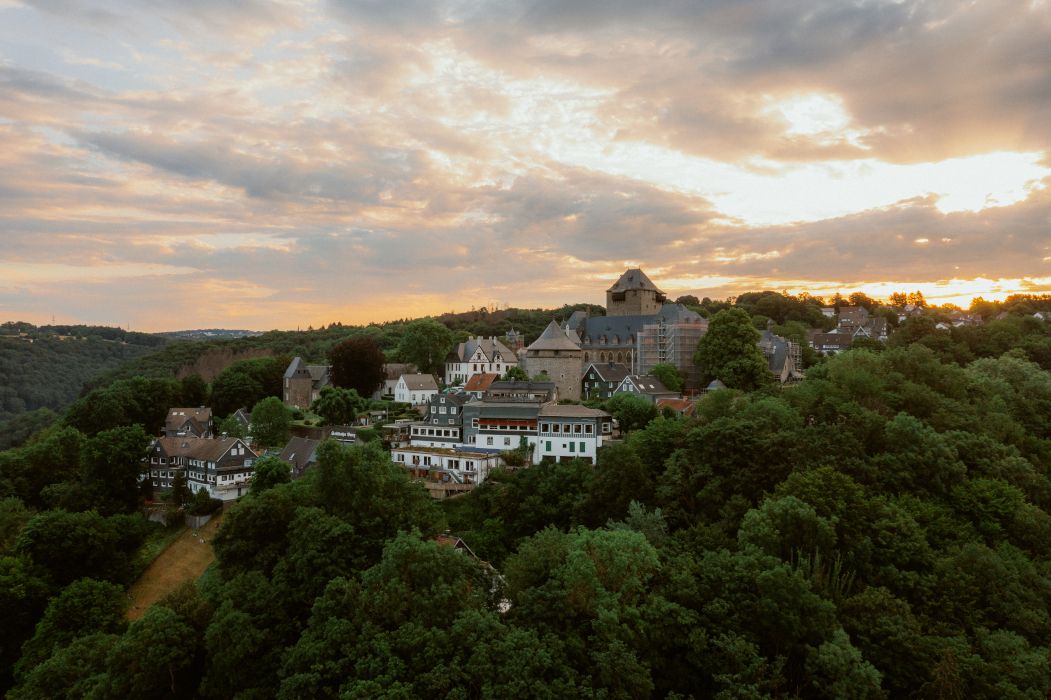 The scenery of the Bergisches Land is breathtaking. From the Oberburg district, guests have the best view of the surrounding countryside