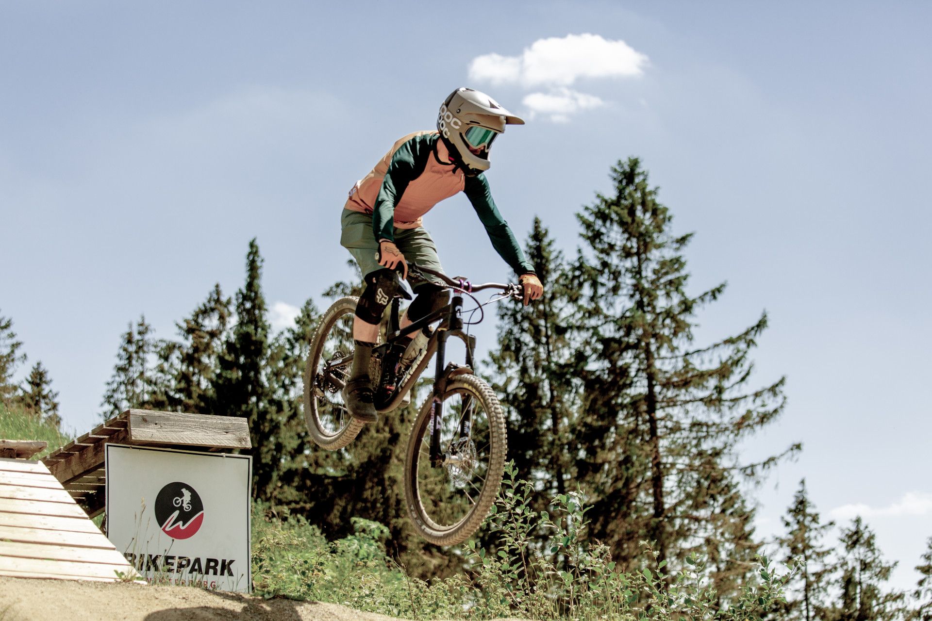 Biker im Sprung im Bikepark Winterberg