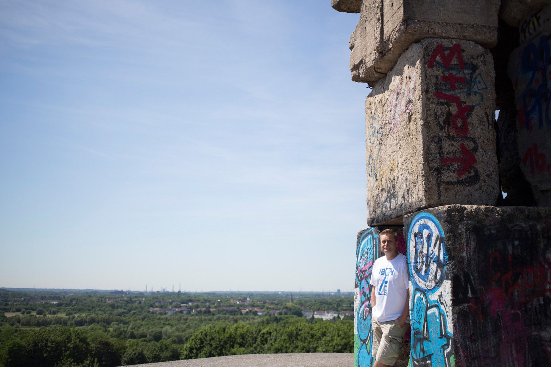 Oliver Kruschinski an einem Steindenkmal