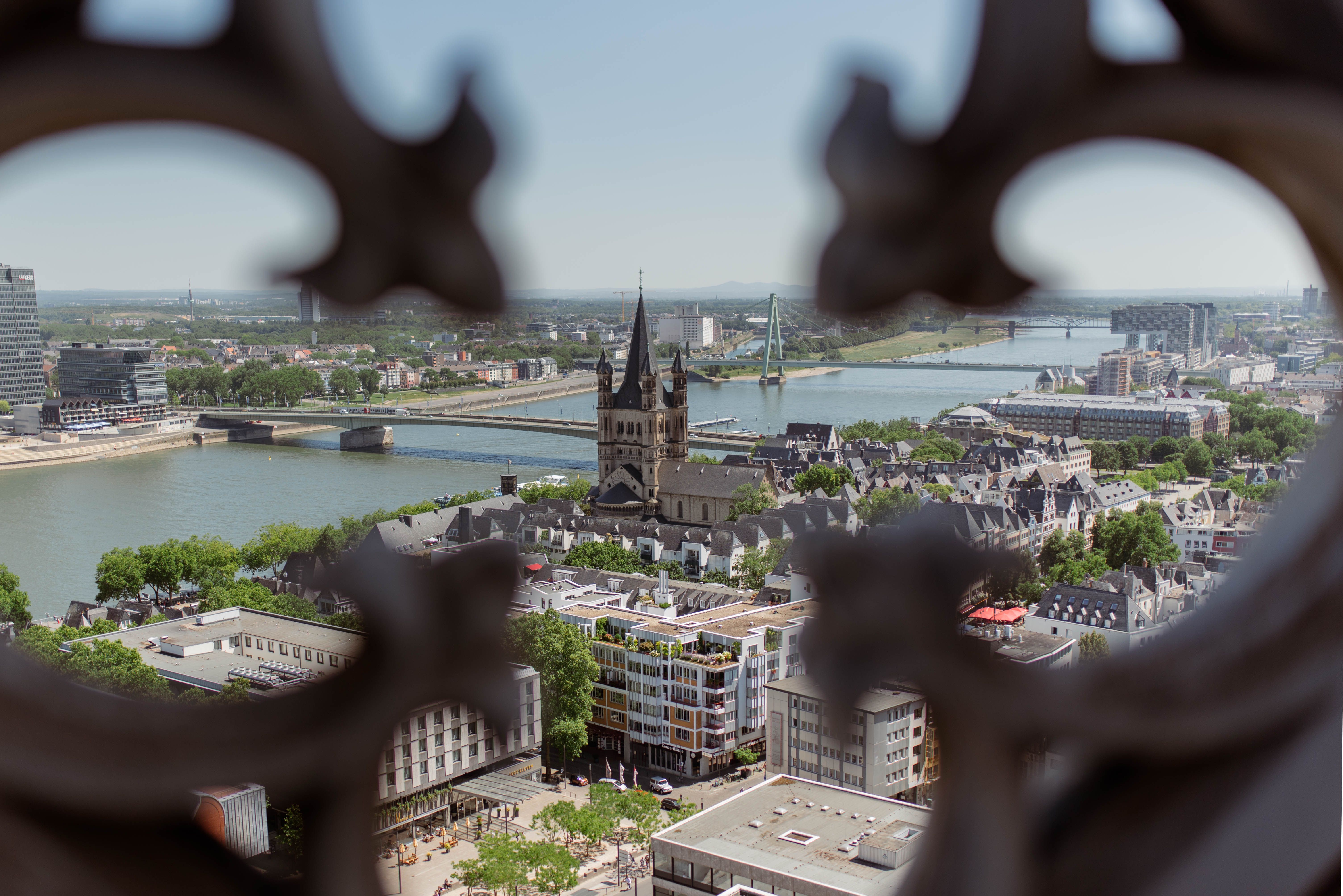 Blick auf den Rhein und Dom in Köln