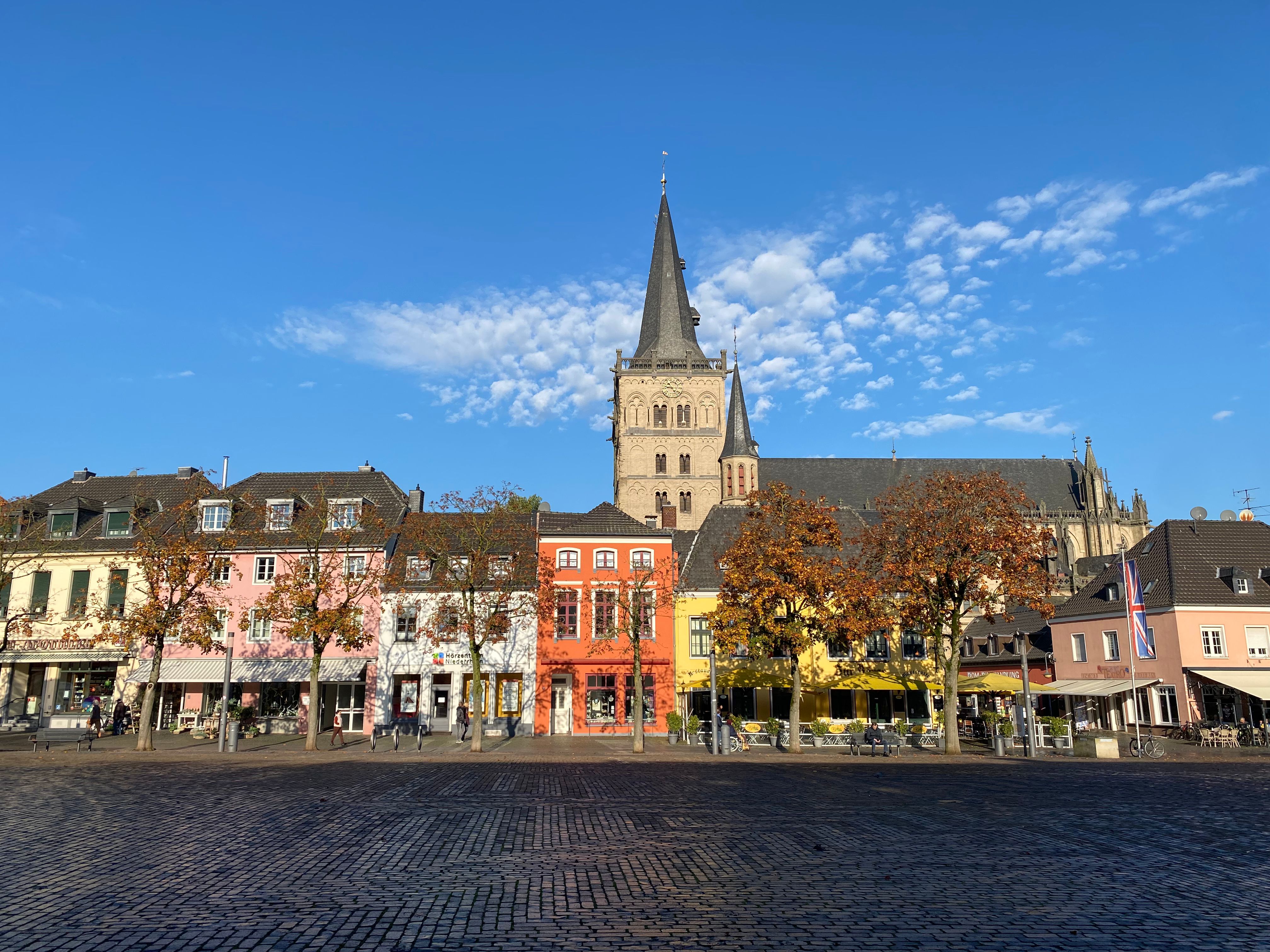 Häuser mit bunten Fassaden säumen einen Platz