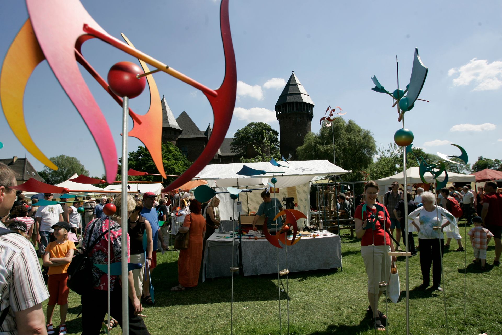 Everywhere on the flax market is a hive of activity. Some guests take a wind chime for their garden at home