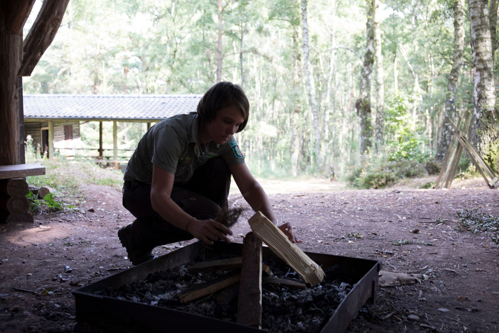 Tourismus NRW e.V., Ralph Sondermann, Nina Braun mit Feuerholz, Eifel