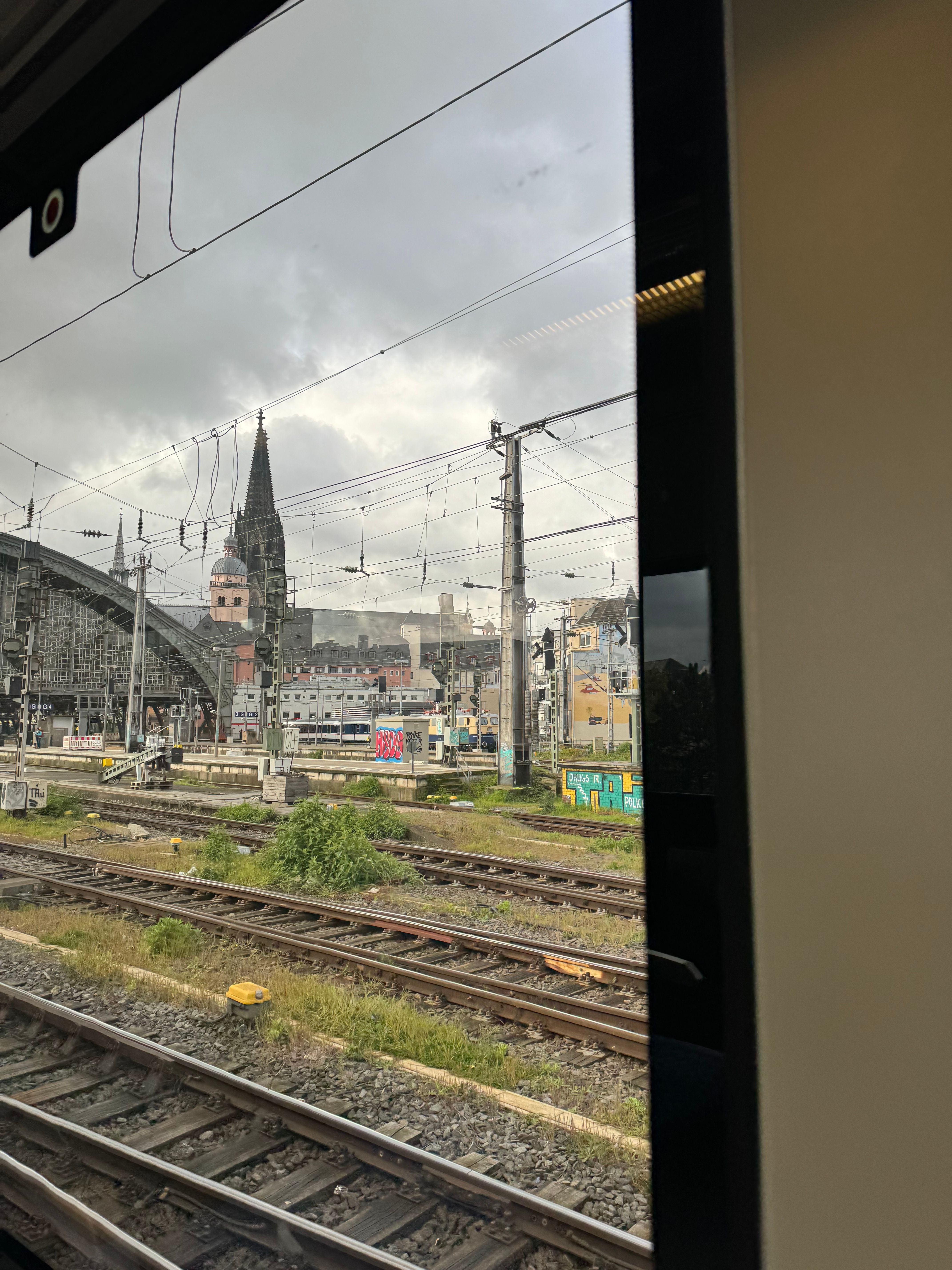 Blick aus der Bahn auf Bahnleitungen