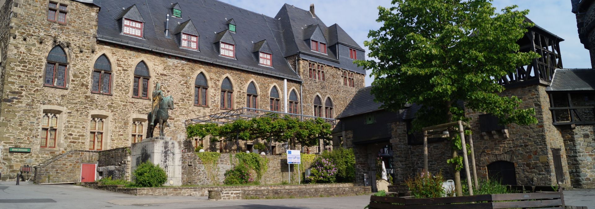 The equestrian statue of Count Engelbert II of Berg and Archbishop of Cologne welcomes guests to the castle forecourt