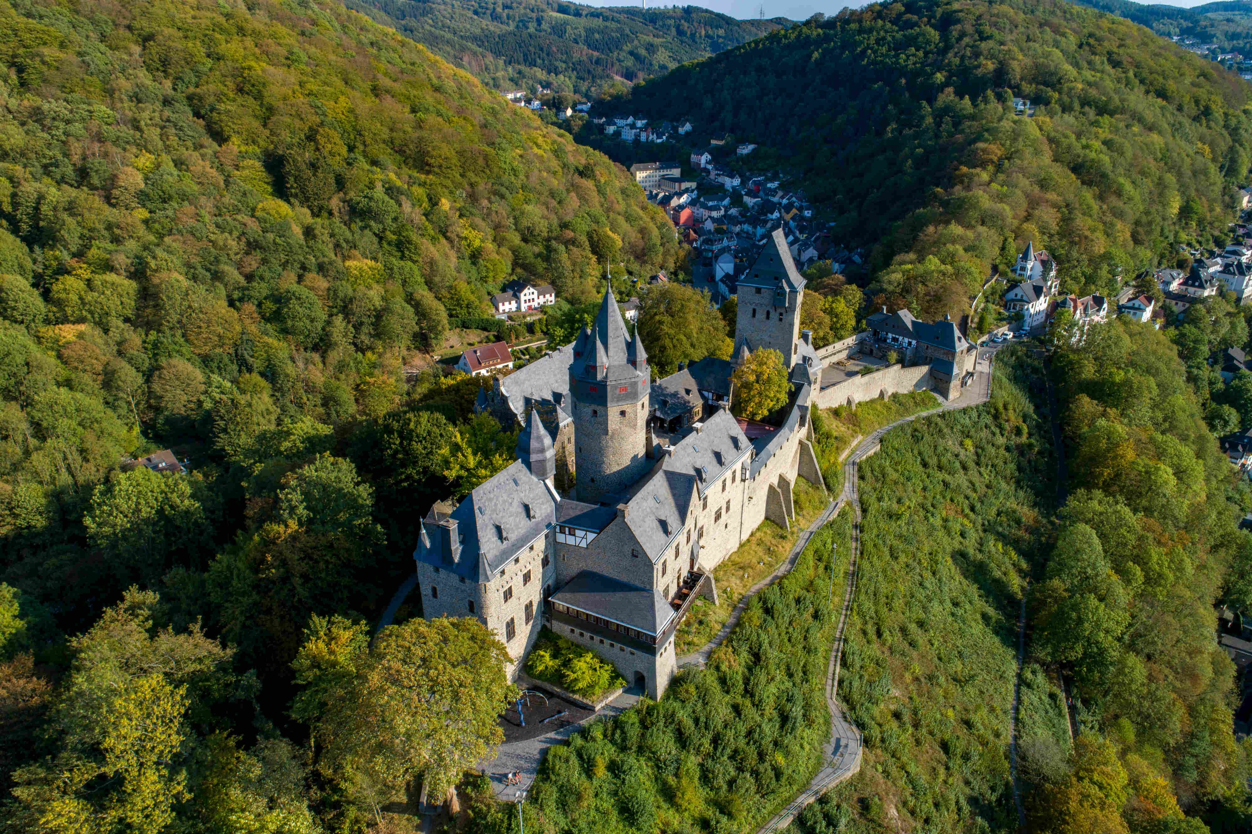 Tourismus NRW e.V., Luftaufnahme der Burg Altena