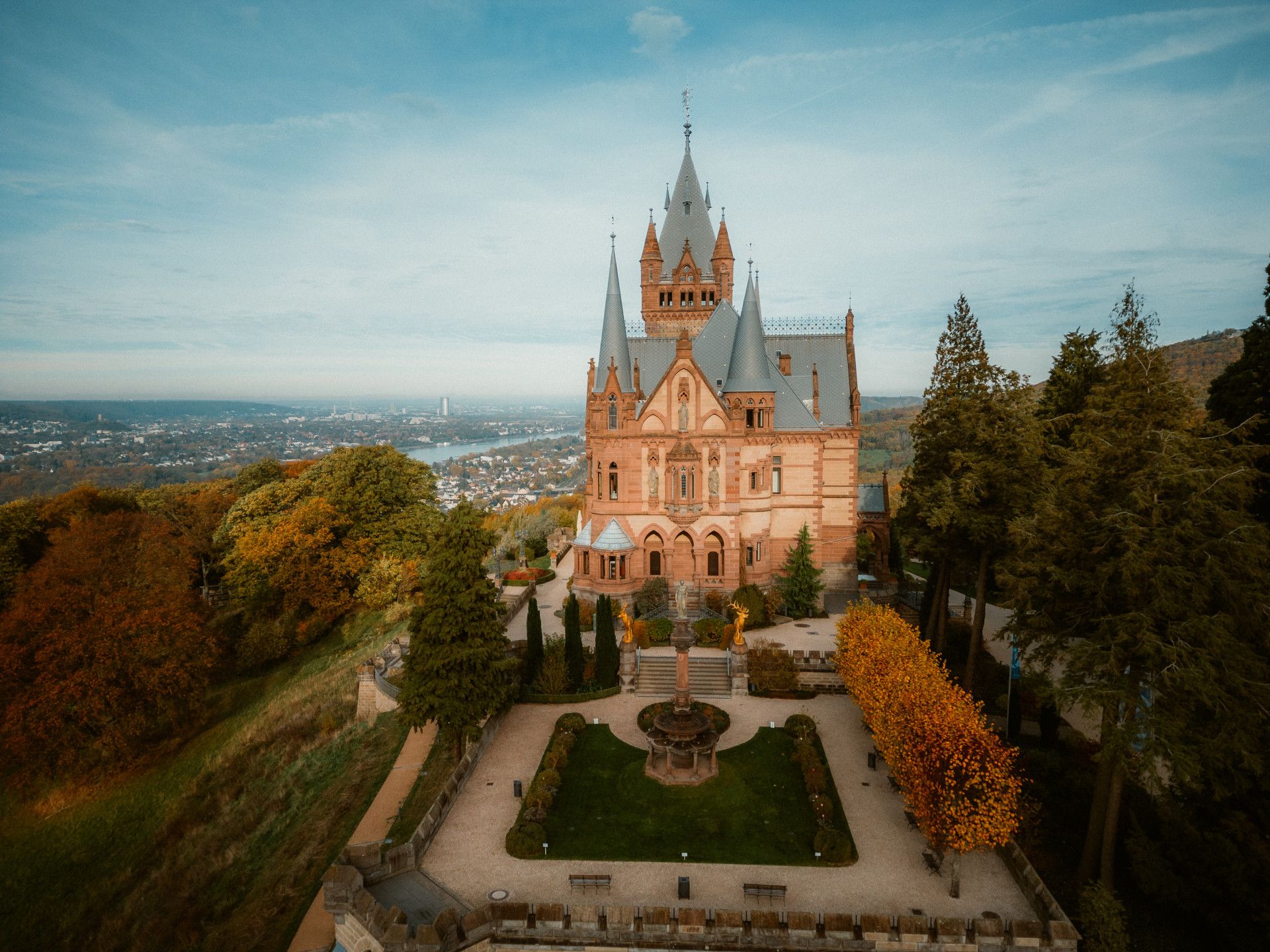 Schloss Drachenburg Vorderansicht mit Blick auf Park