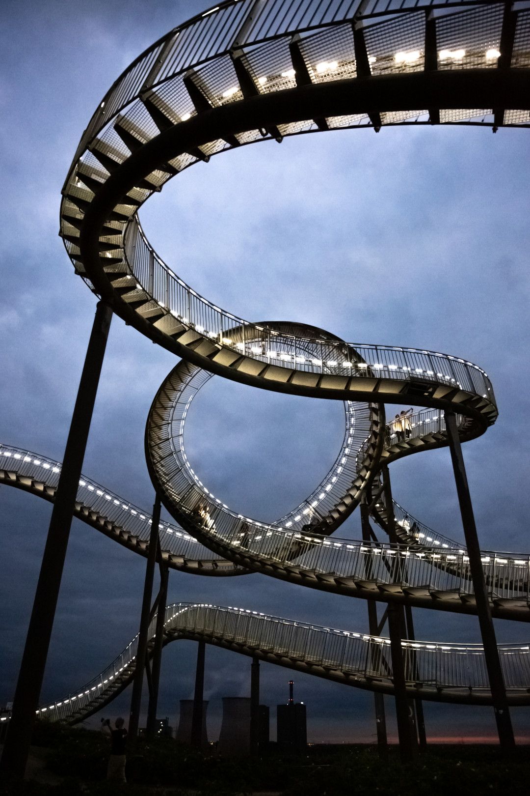 Tiger Turtle Ruhrgebiet am Abend beleuchtet