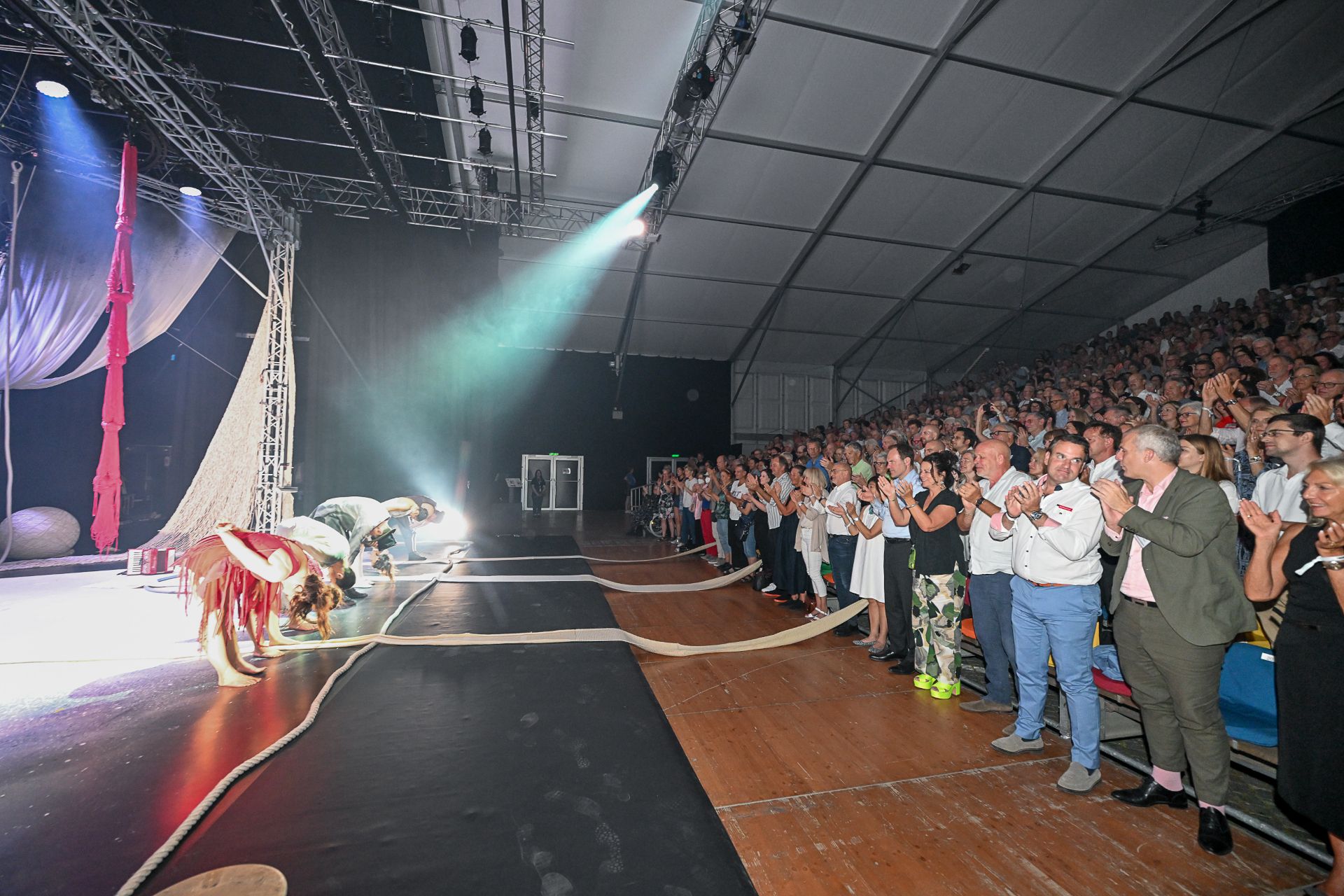 The audience is enthusiastic. Guests applaud after the Düsseldorf Festival performances