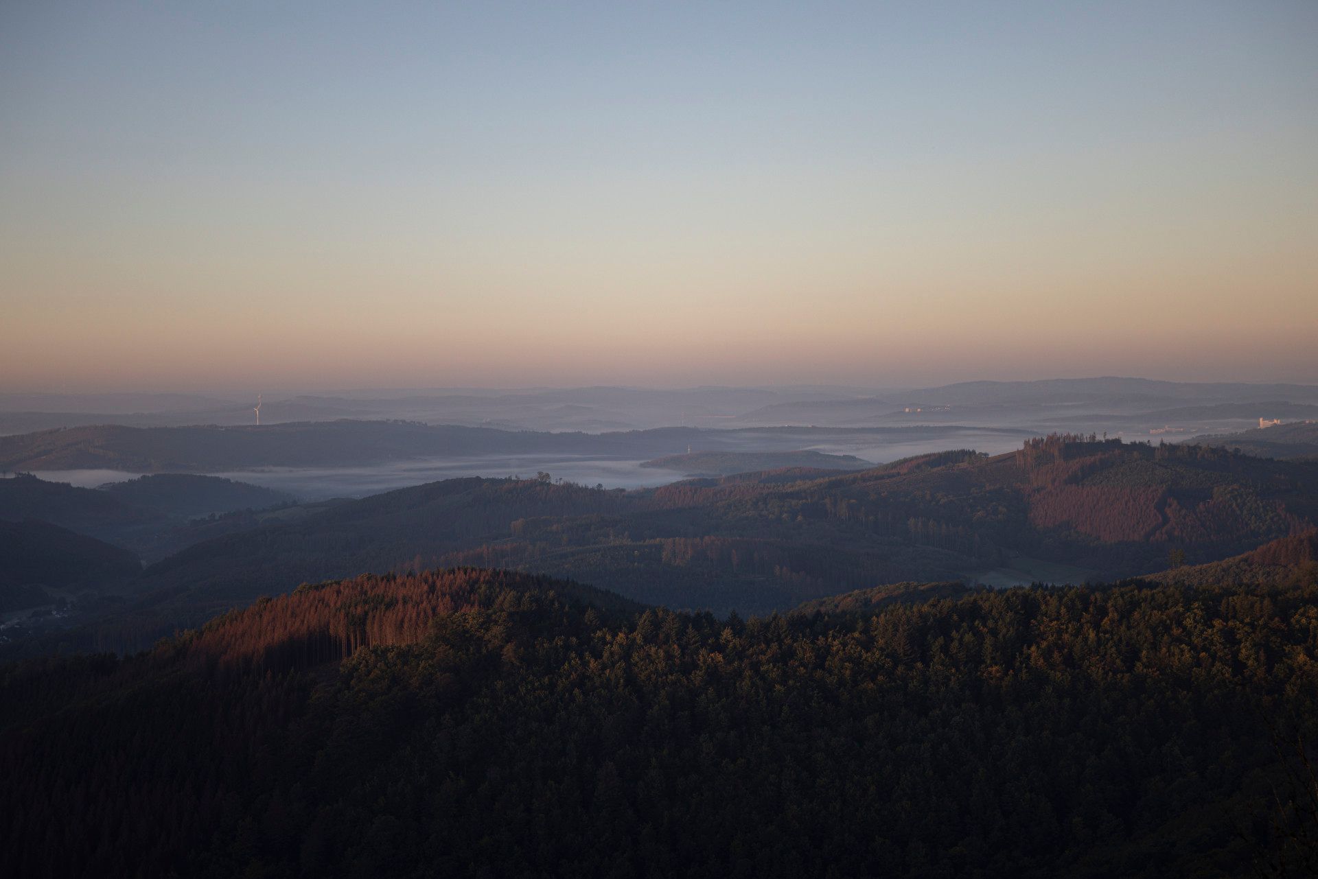 Wälder und Himmel bei aufgehender Sonne, Siegen-Wittgenstein