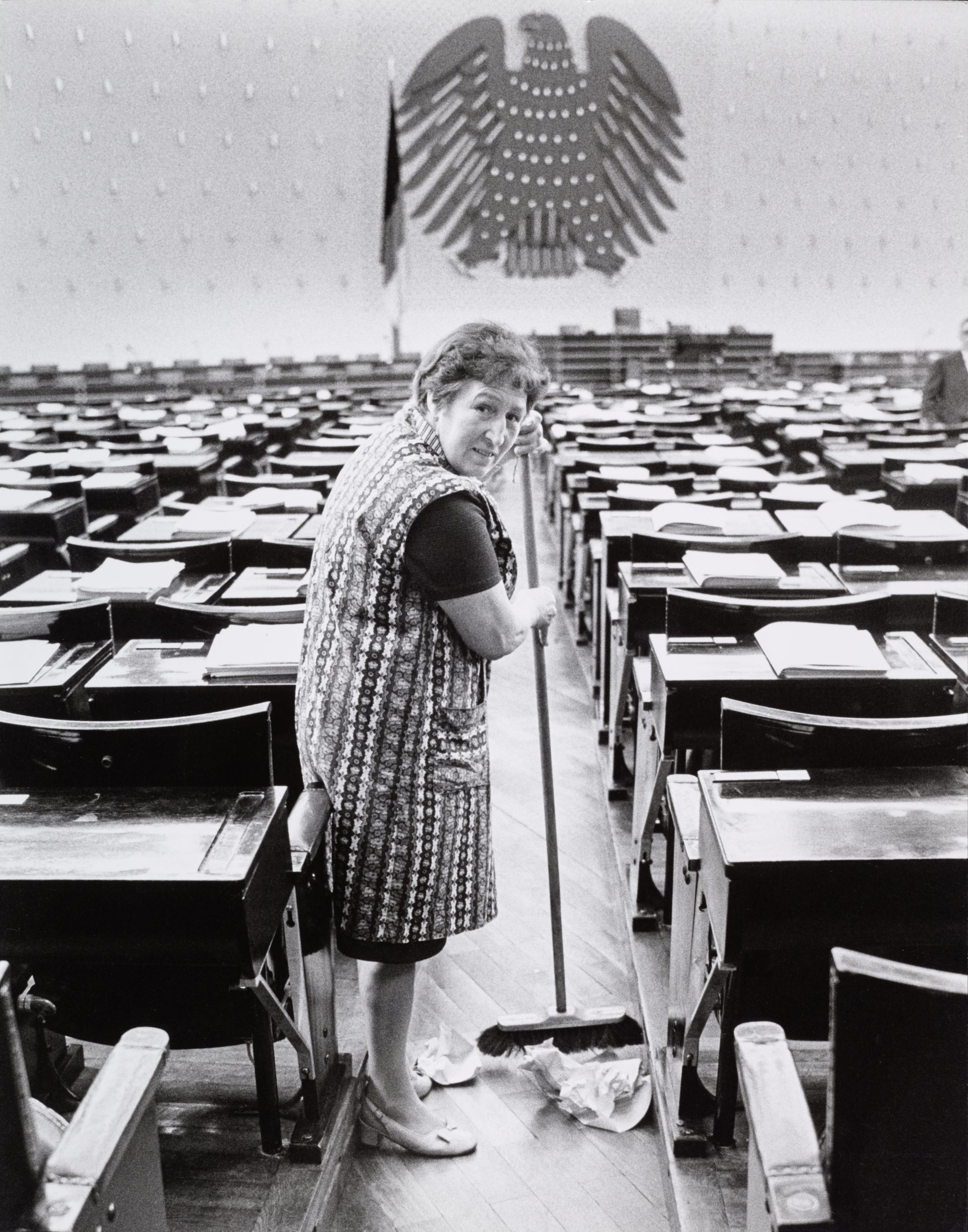 Room attendant in the plenary chamber of the German Bundestag, 17.6.1971