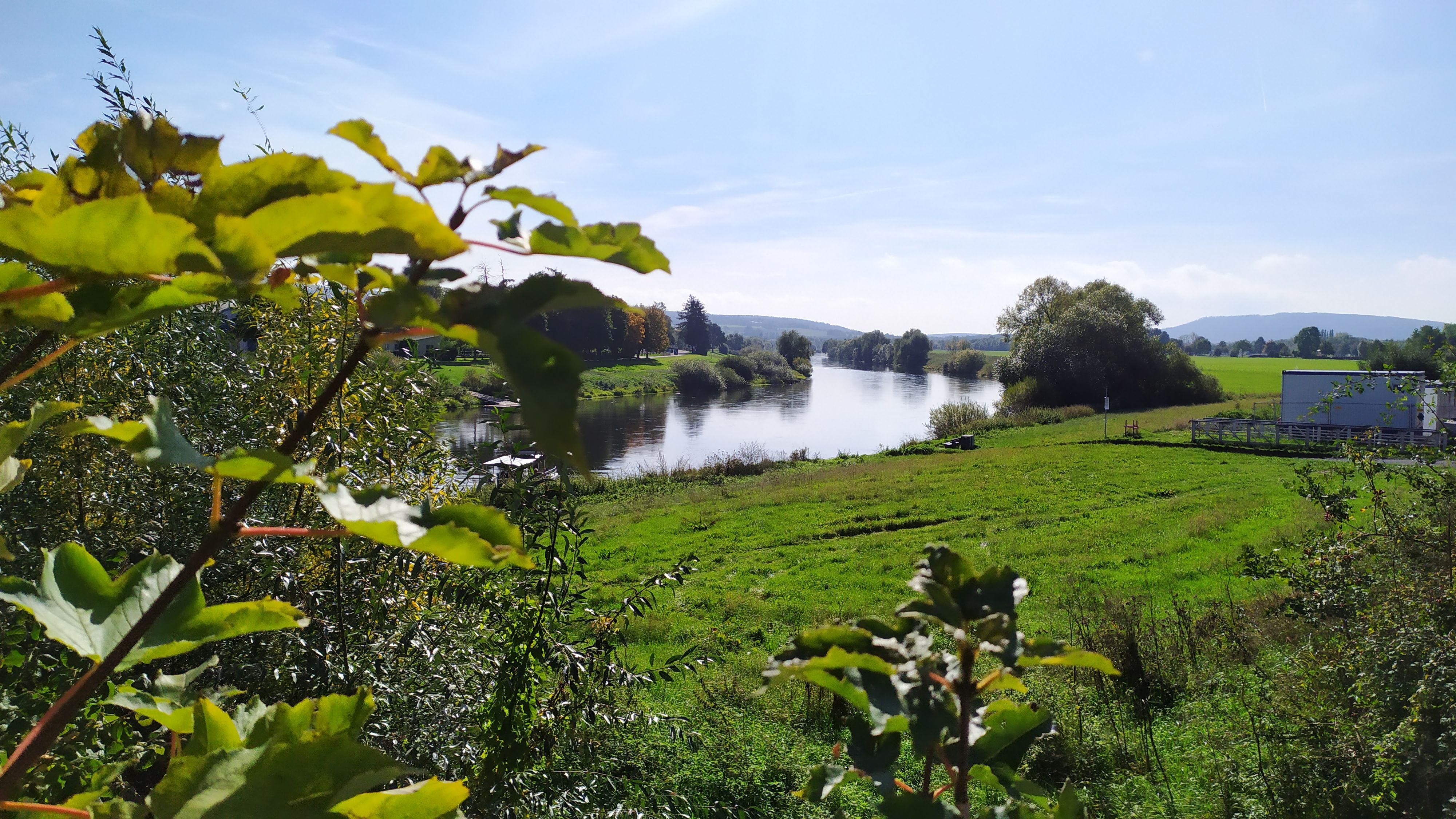 Tourismus NRW e.V., Hulisz, Feld und Bauchlauf am Holzweg zum Welterbe in Höxter