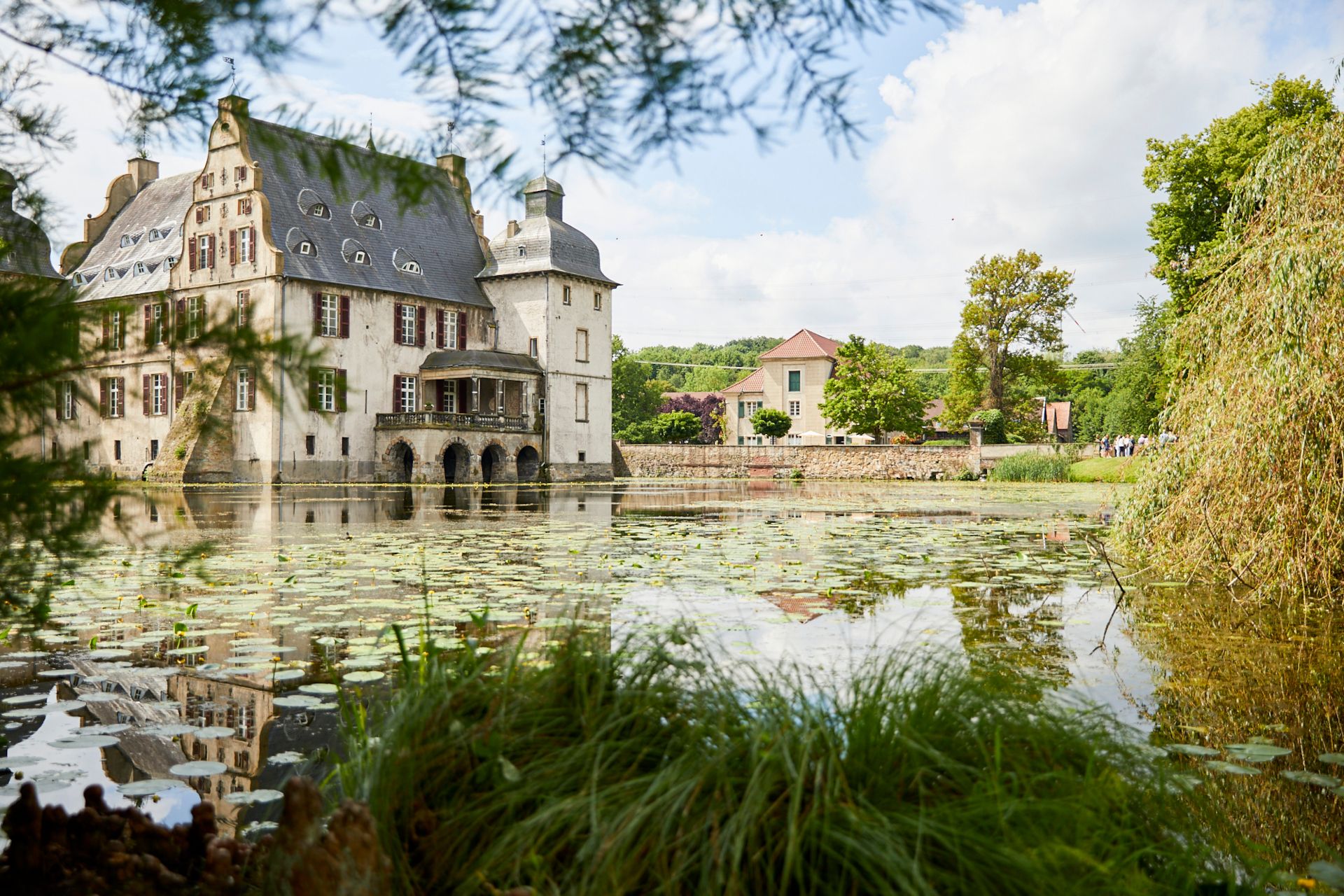 Guests can explore the park at Bodelschwingh moated castle on the Day of Gardens and Parks in Westphalia-Lippe