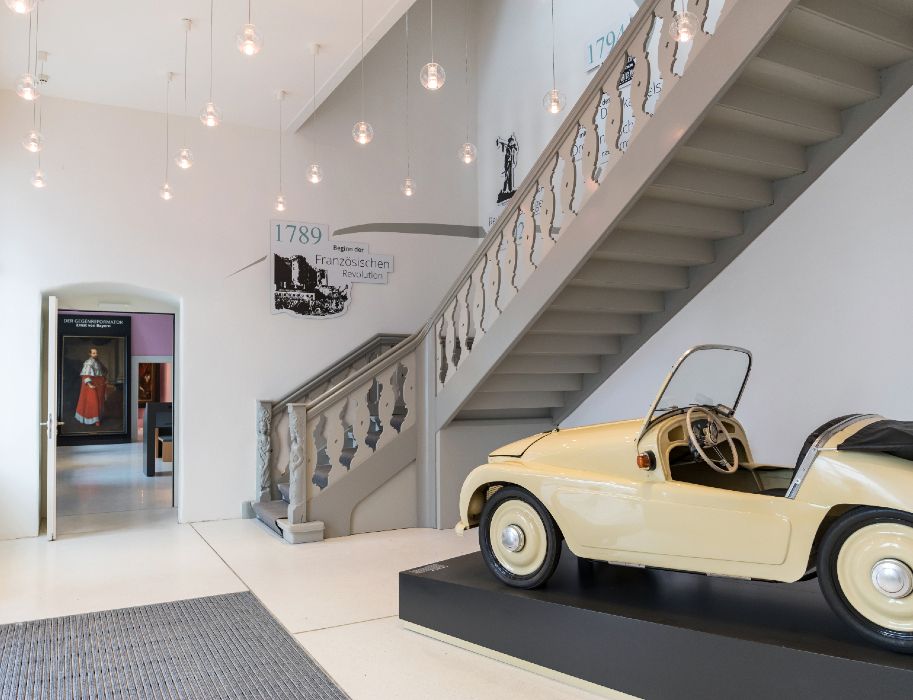 Foyer with Kleinschnittger automobile