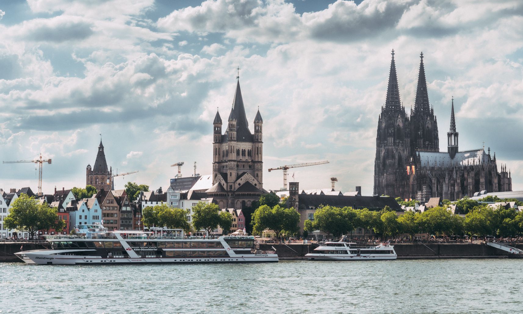 Blick auf den Dom vom Rhein