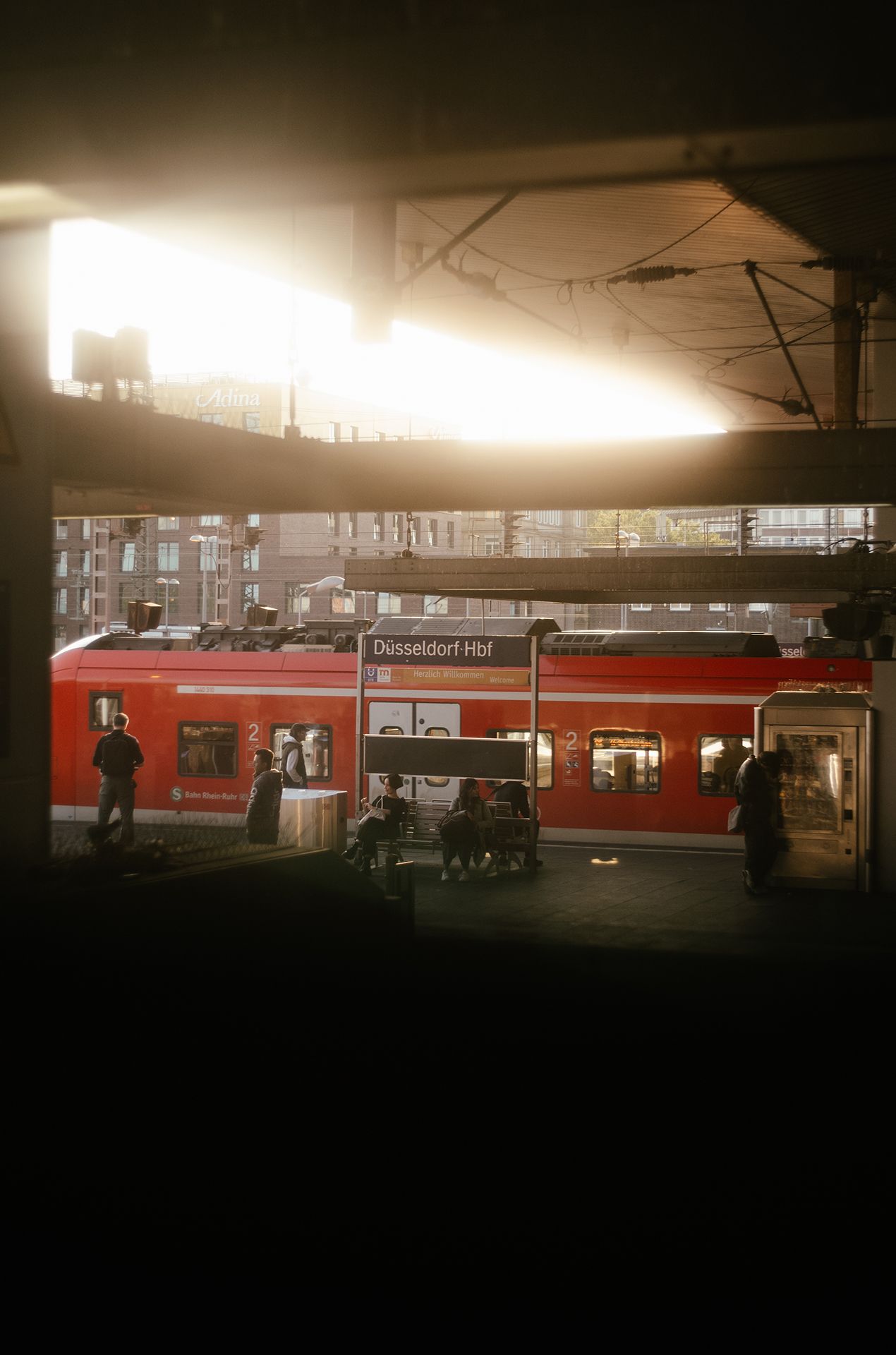 Stehender Zug im Düsseldorfer Hauptbahnhof