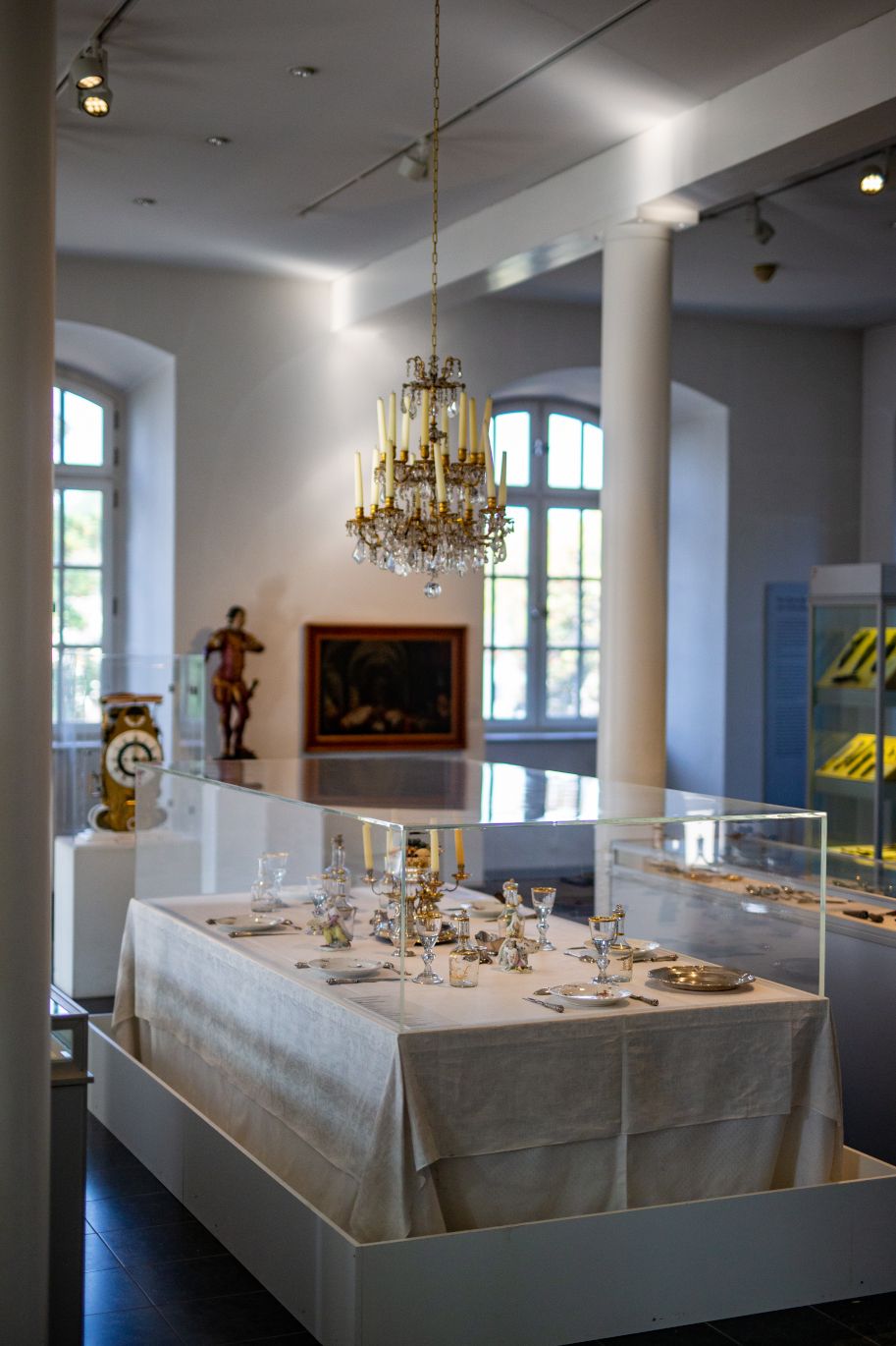 The Solingen Blade Museum also exhibits tableware through the ages