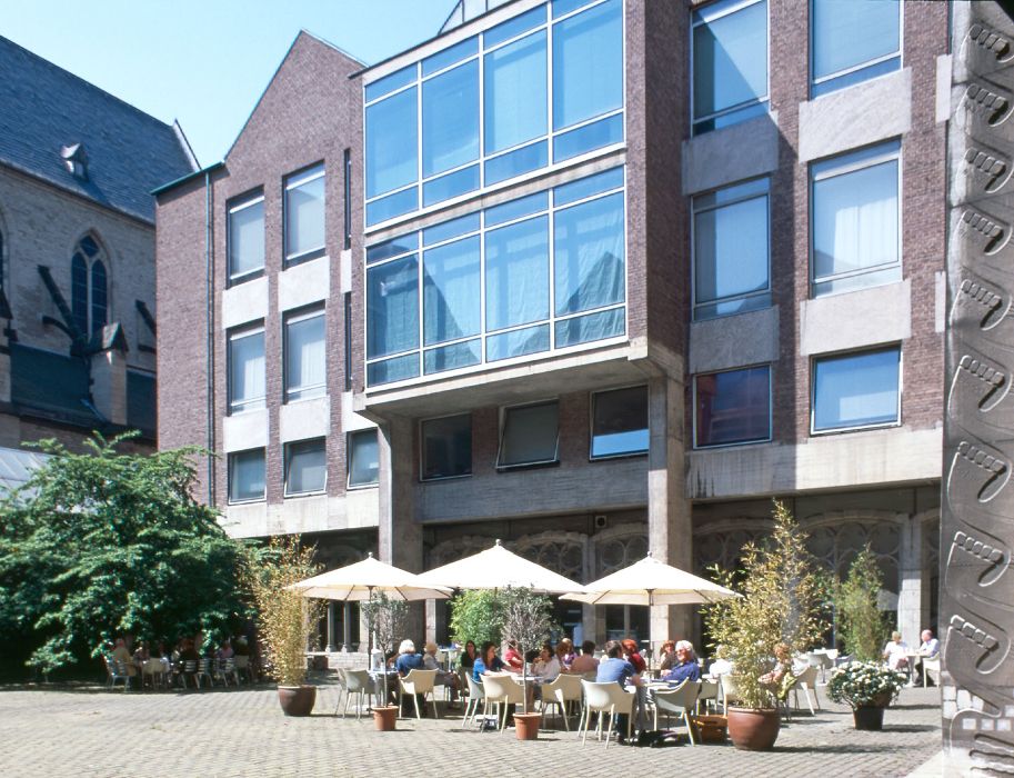 The Café Canapé in the inner courtyard of the Museum of Applied Arts Cologne is ideal for a break