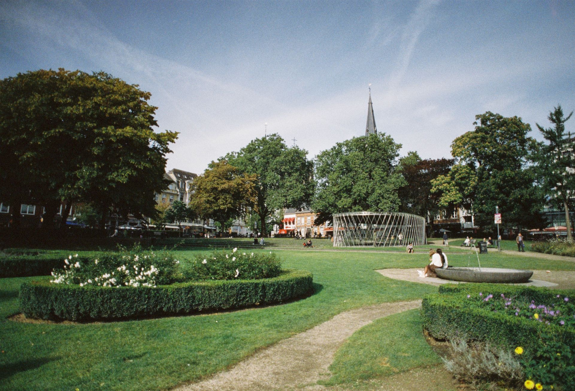 Tourismus NRW e.V., Johannes Höhn, Park mit Besuchern am Aachener Elisenbrunnen