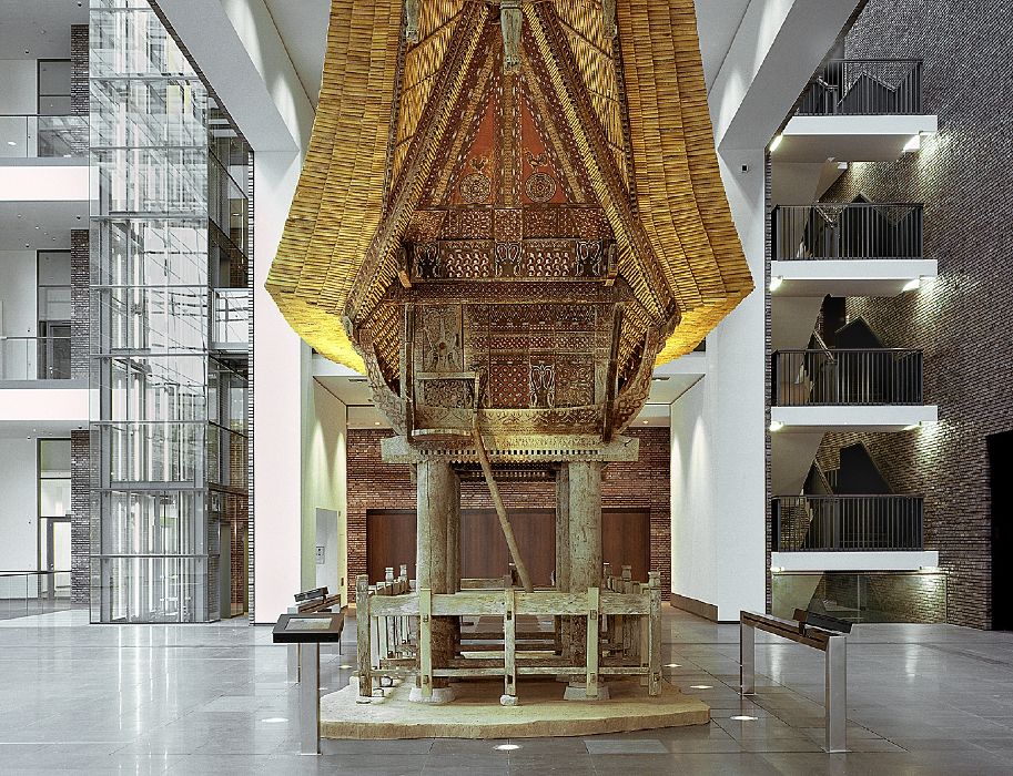 In the foyer of the Rautenstrauch-Joest-Museum, guests can admire a huge rice granary