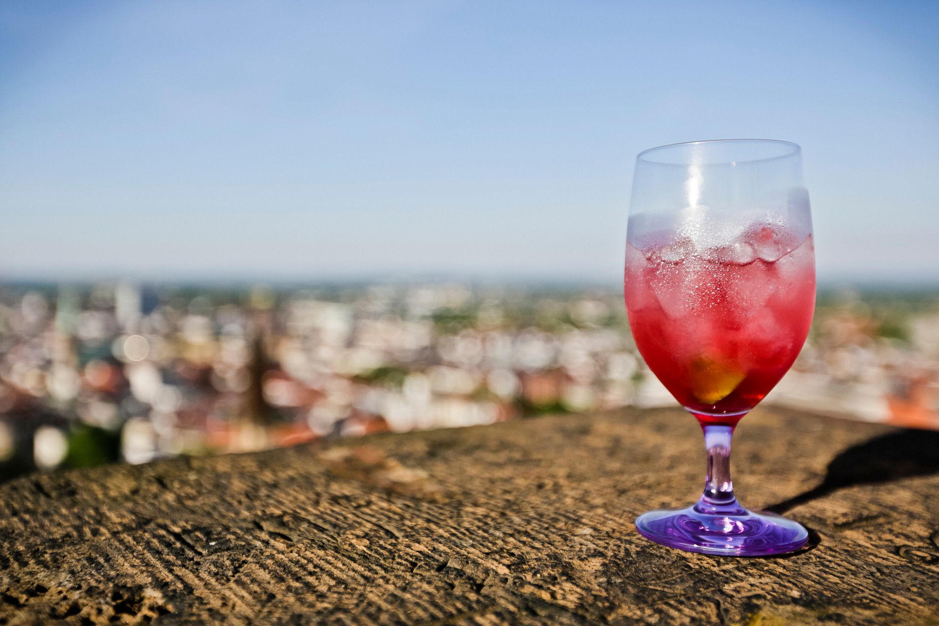 Ralph Sondermann, Tourismus NRW e.V., Befülltes Glas mit Ausblick auf Bielefeld