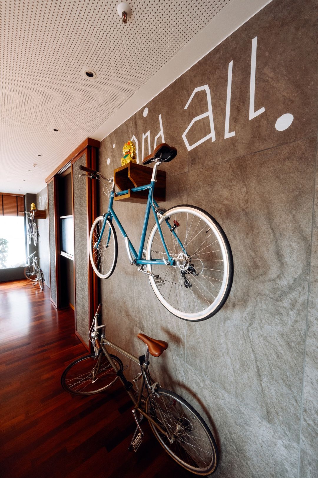 Bicycle on the wall of the Meandall Hotel in Düsseldorf