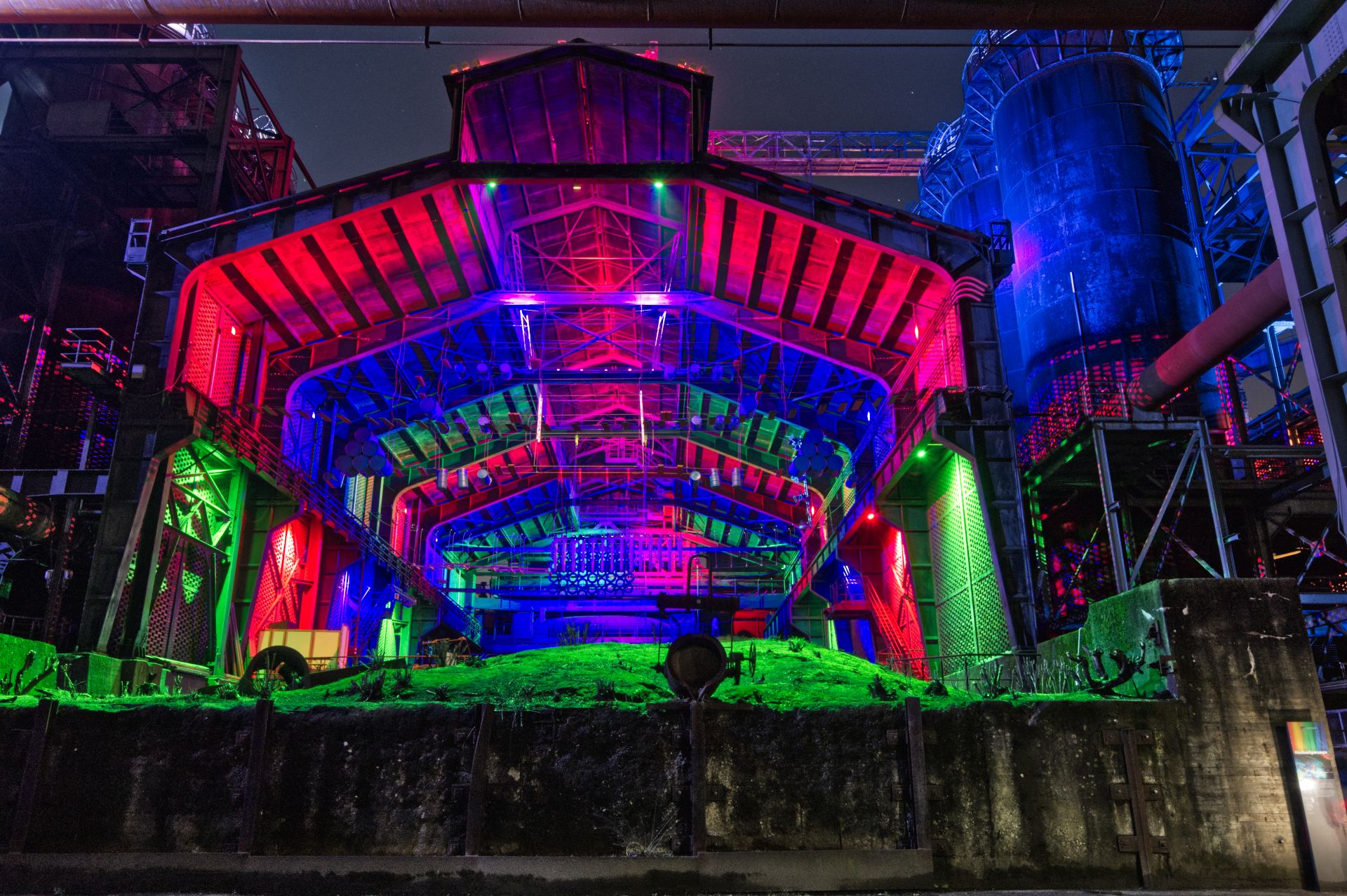 The casting hall is used as a climbing hall during the day, while in the evening guests can explore the industrial building in a sea of color