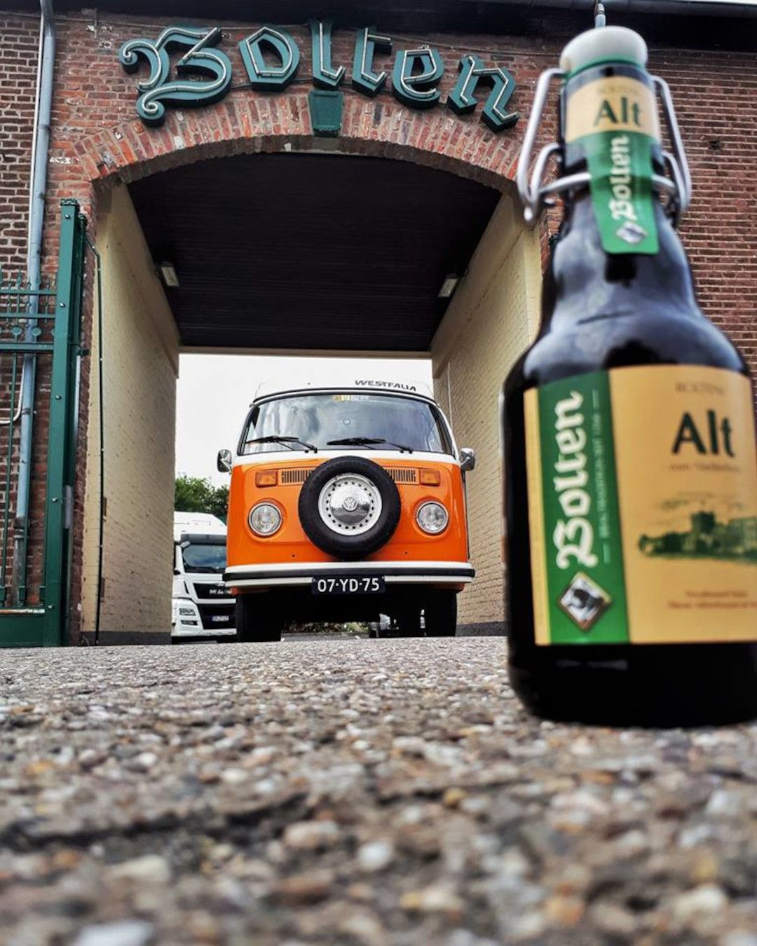 Bjorn Troch, Entrance to the Bolten brewery with car and beer bottle