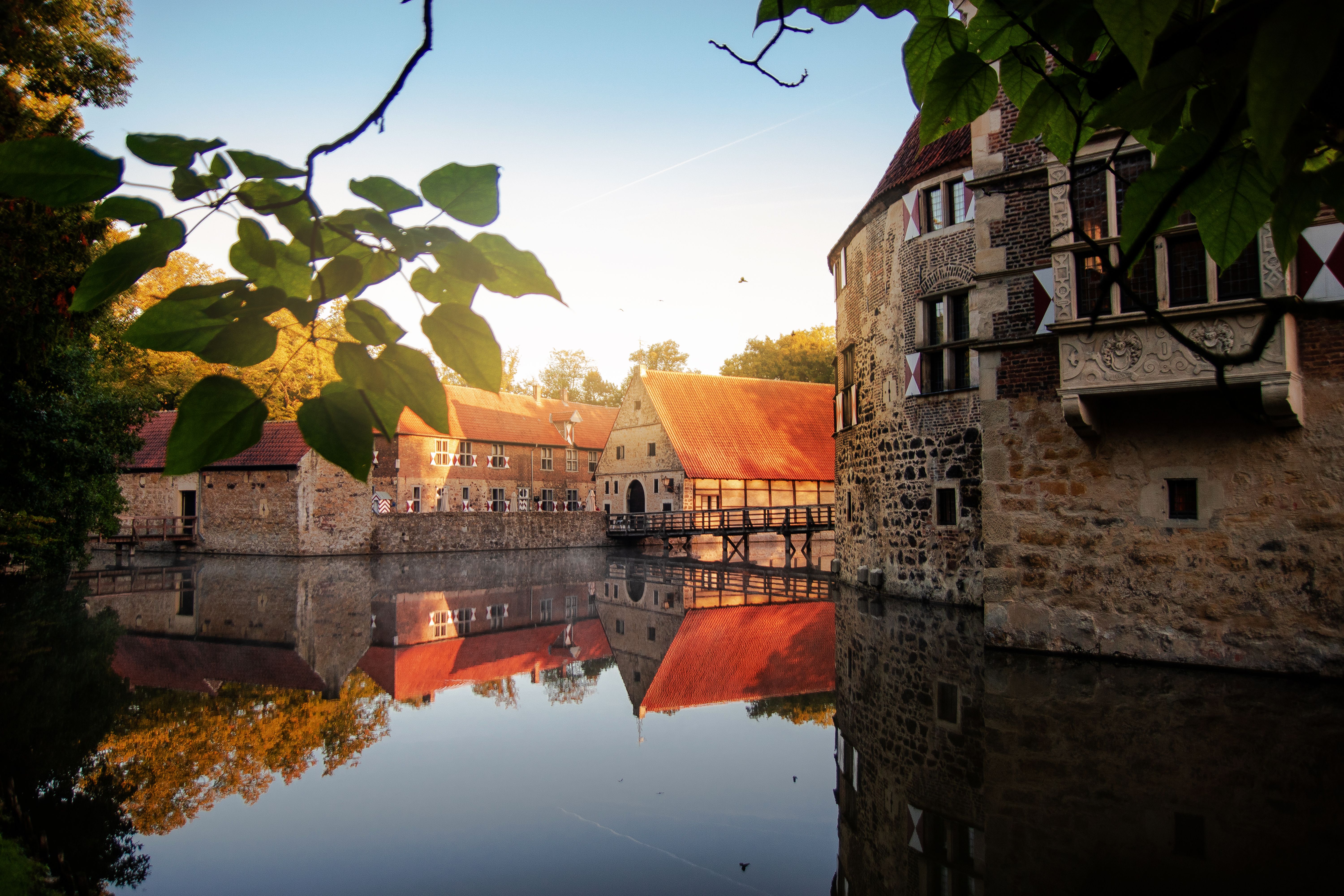 Tourismus NRW e.V., Burg Vischering Blick auf den Hof vom Ufer