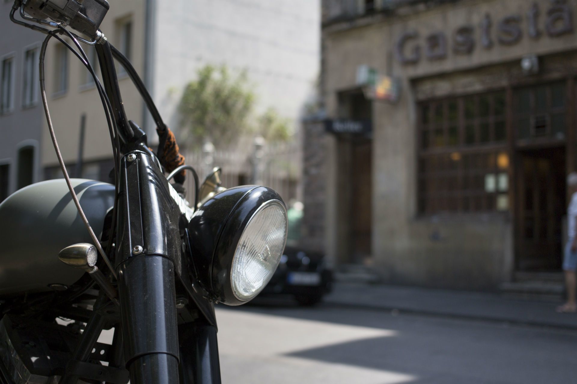 Ralph Sondermann, Tourismus NRW e.V., Motorrad vor Gaststätte in Köln