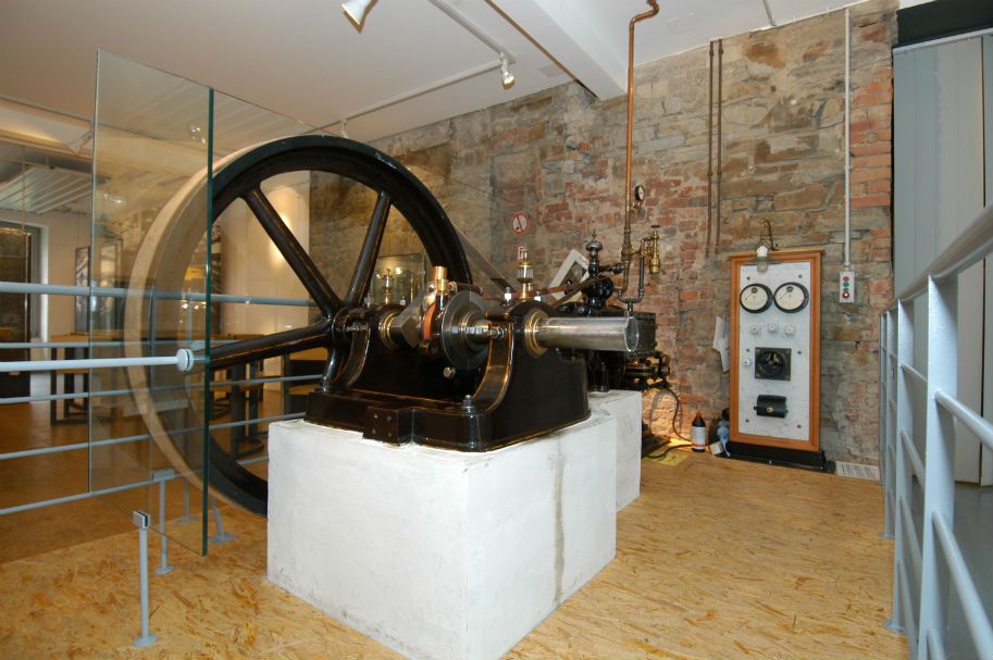 The steam engine on display has an output of 30 hp