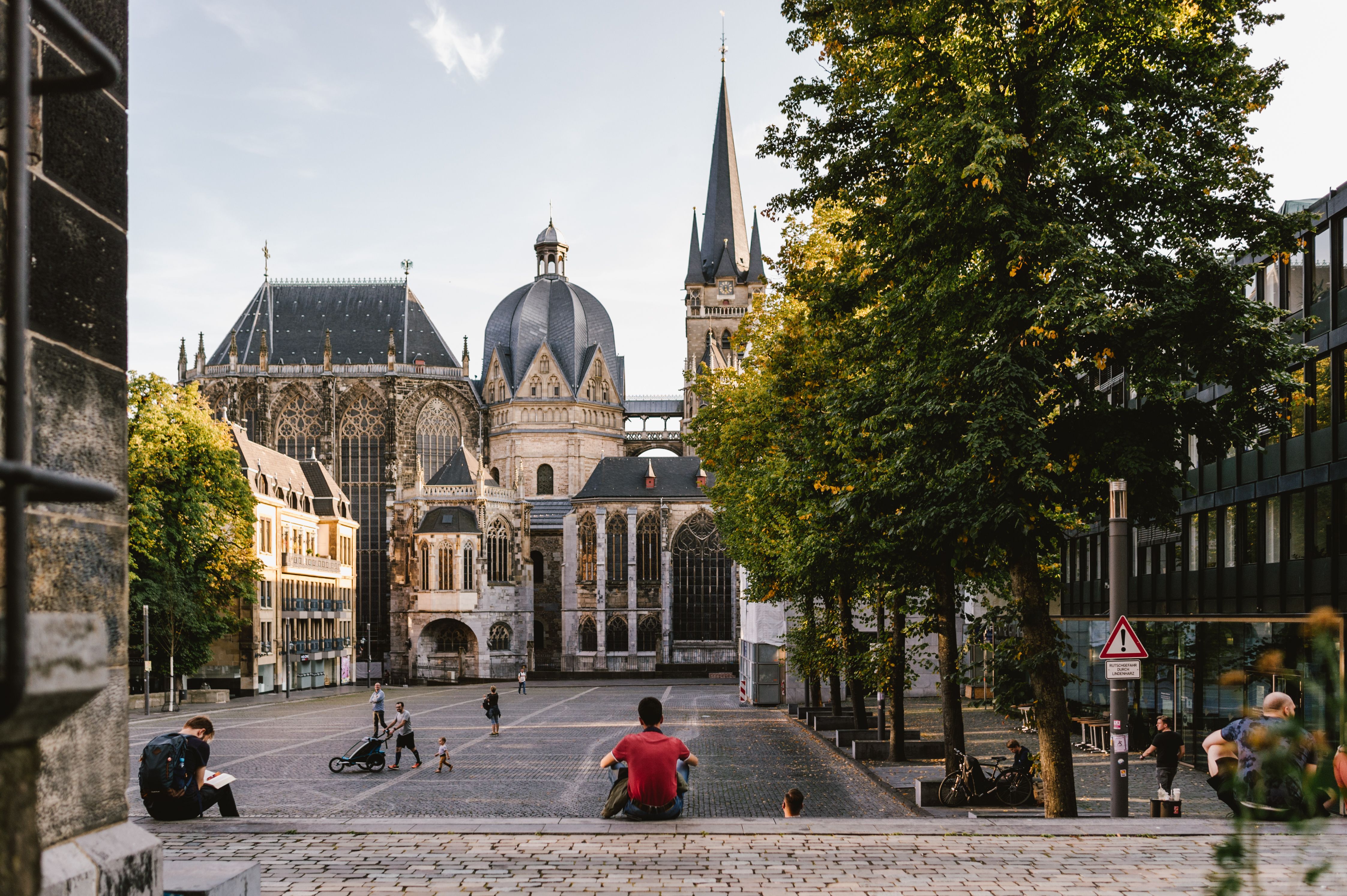 The Katschhof is a centrally located public square in Aachen's old town. Culture fans have the best view of Aachen Cathedral from here