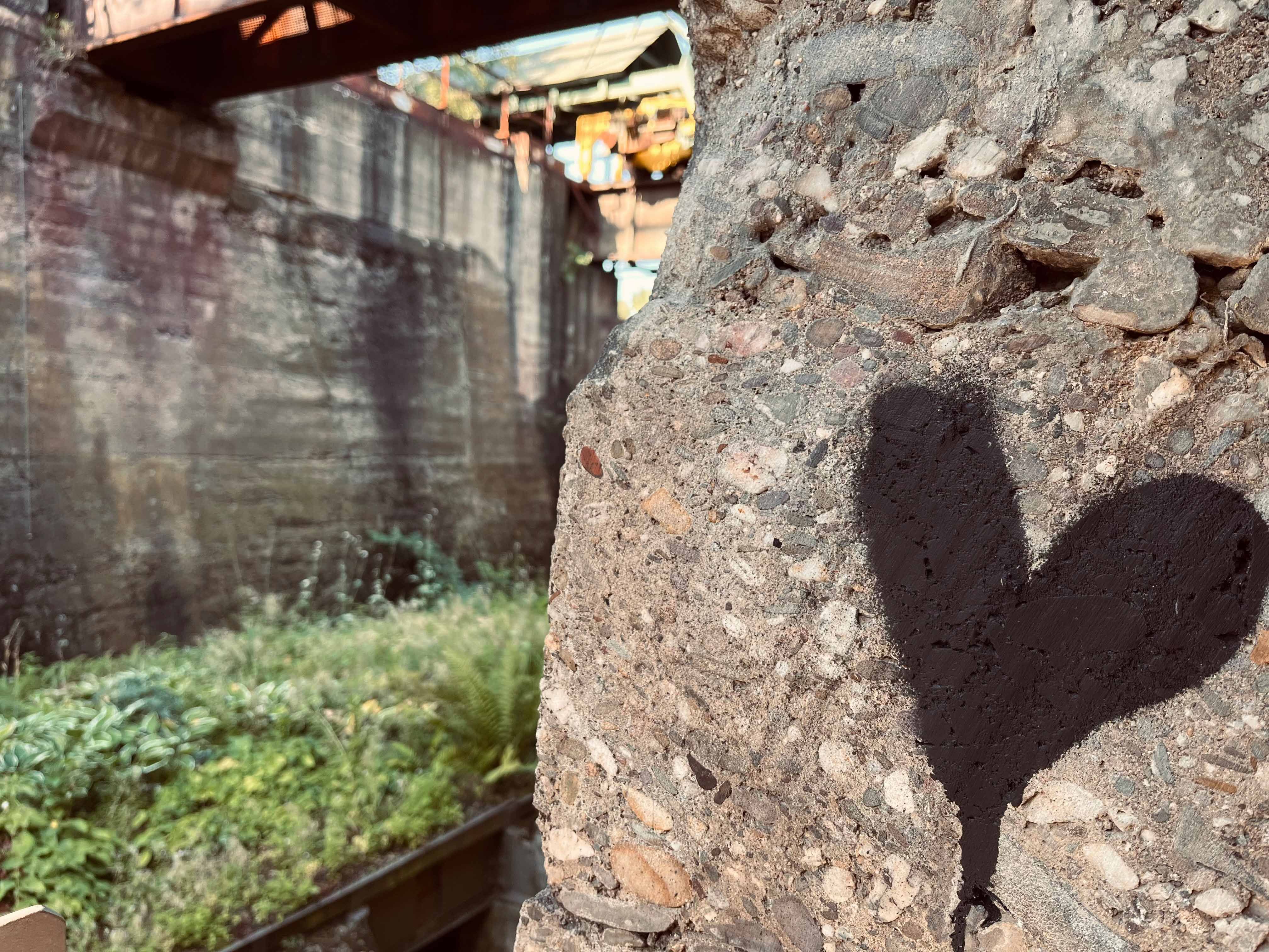 Gespraytes Herz im Landschaftspark Duisburg-Nord