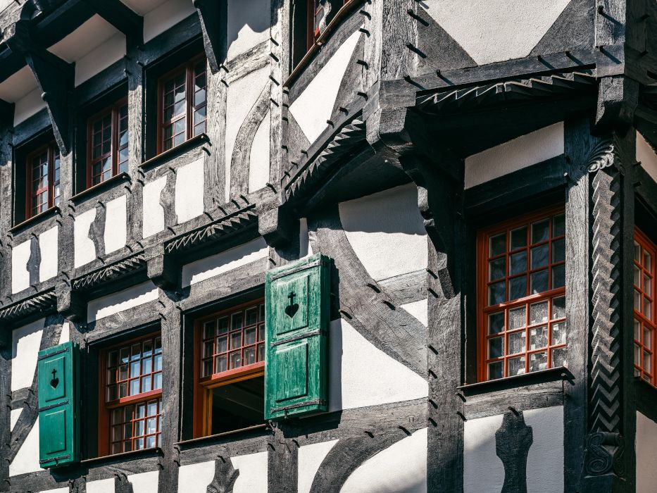 The half-timbered façade in the Zwingerhof of Burg Castle is an eye-catcher