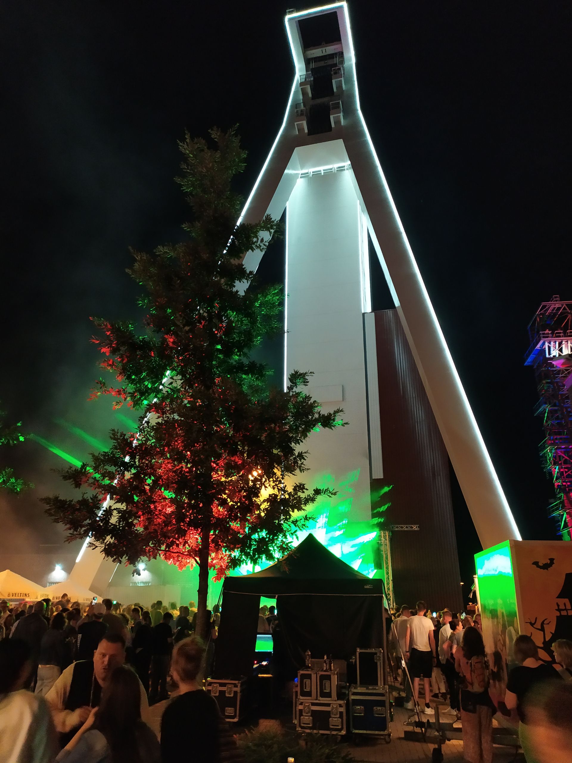 Some Extra Shifts locations offer guests music and light art. At the Schlägel und Eisen colliery, for example, a DJ played at a previous edition and spotlights bathed historic industrial buildings in bright colors