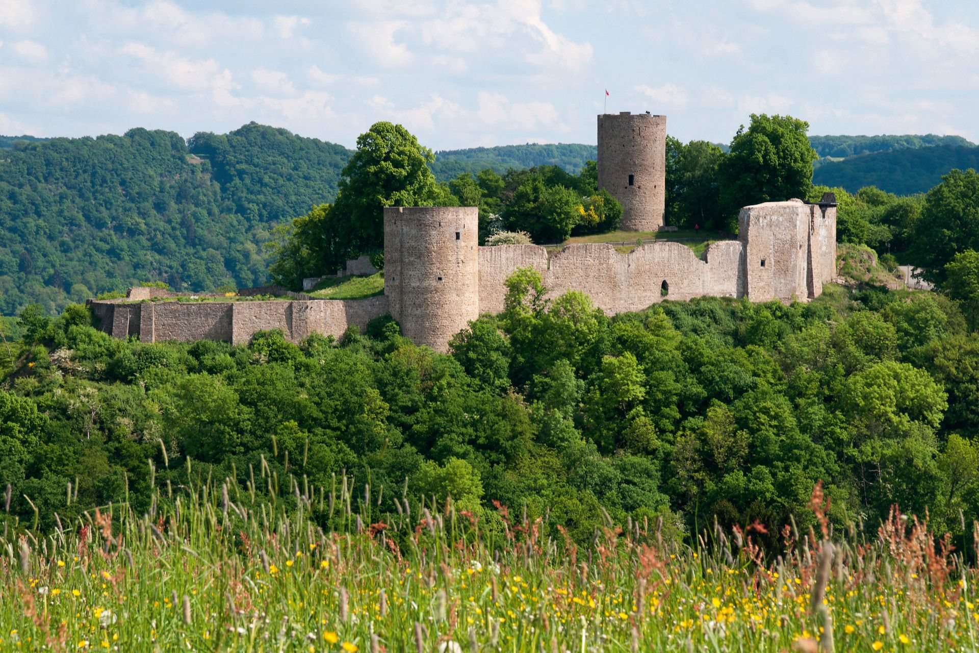 Stage 3 of the Natursteig Sieg leads past Blankenberg Castle