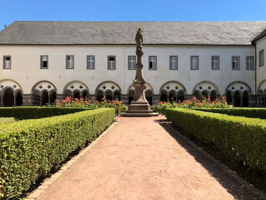 The inner courtyard of the LVR Brauweiler Abbey Cultural Center invites you to take a stroll