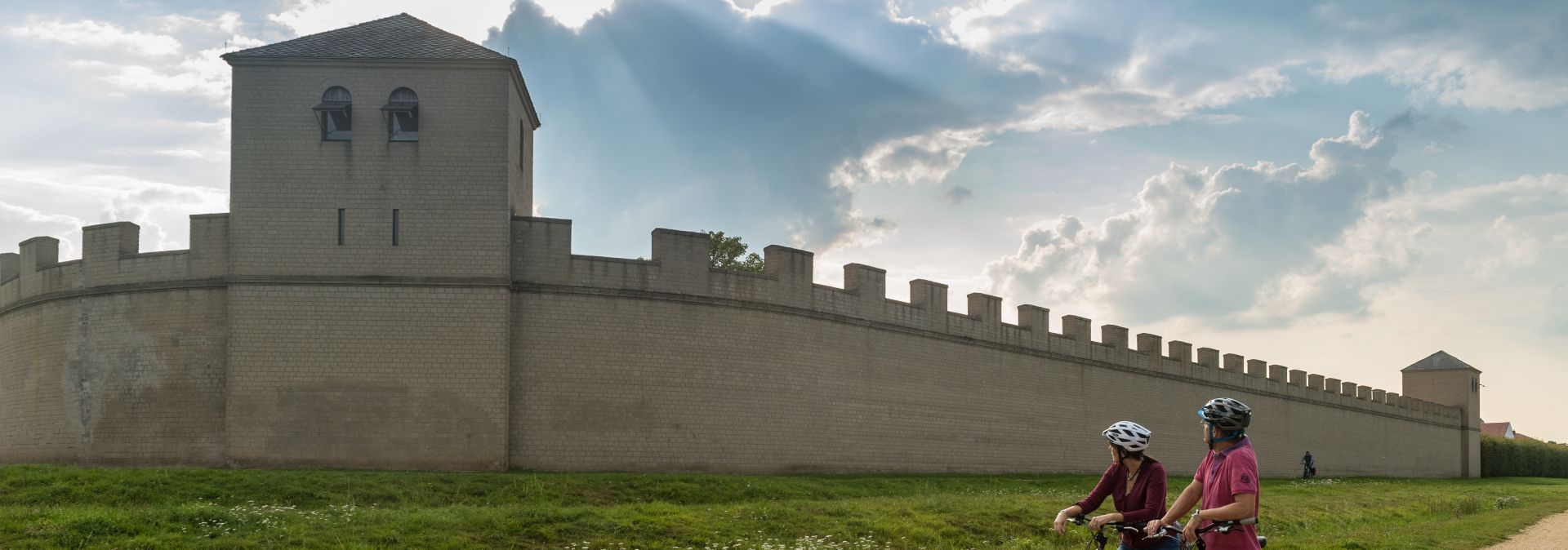 The city wall of the Colonia Ulpia Traiana was a symbol of power. Today it has been partially reconstructed in the APX