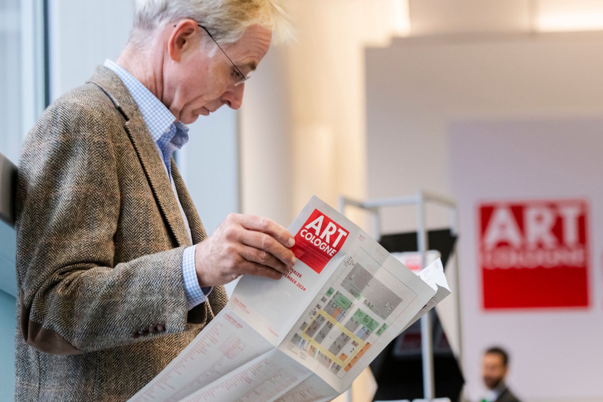 Guests inform themselves about the ART COLOGNE program in their own exhibition newspaper