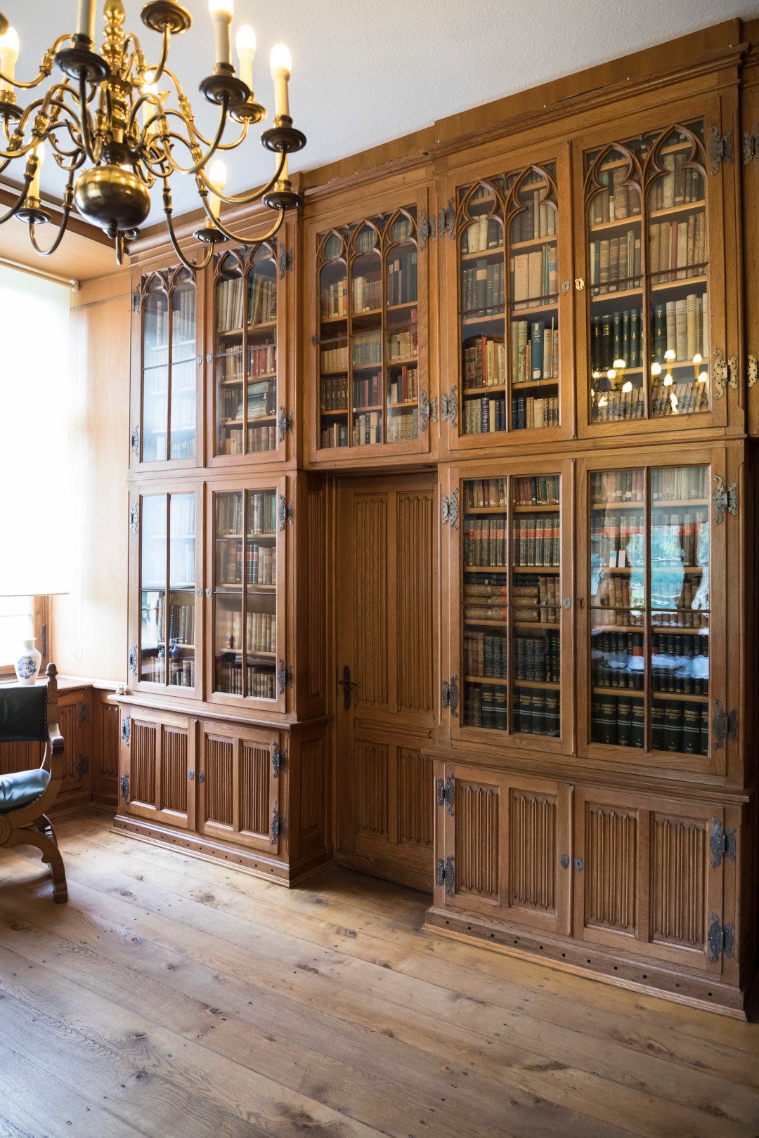 Tourismus NRW e.V., Ralph Sondermann, Bücherschrank in Burg Hülshoff, Münsterland