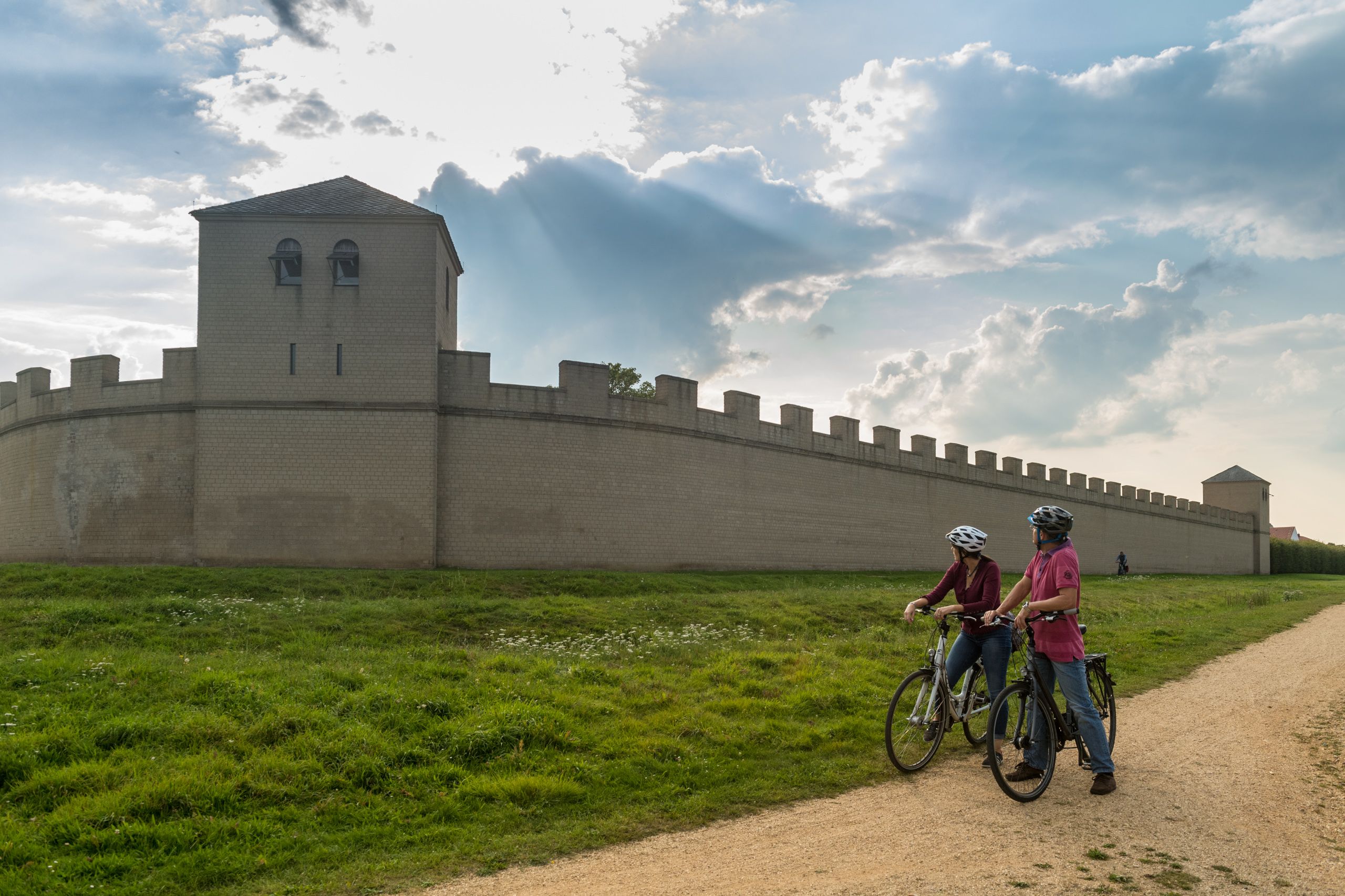 Cyclists in front of the walls of the Xanten Archaeological Park